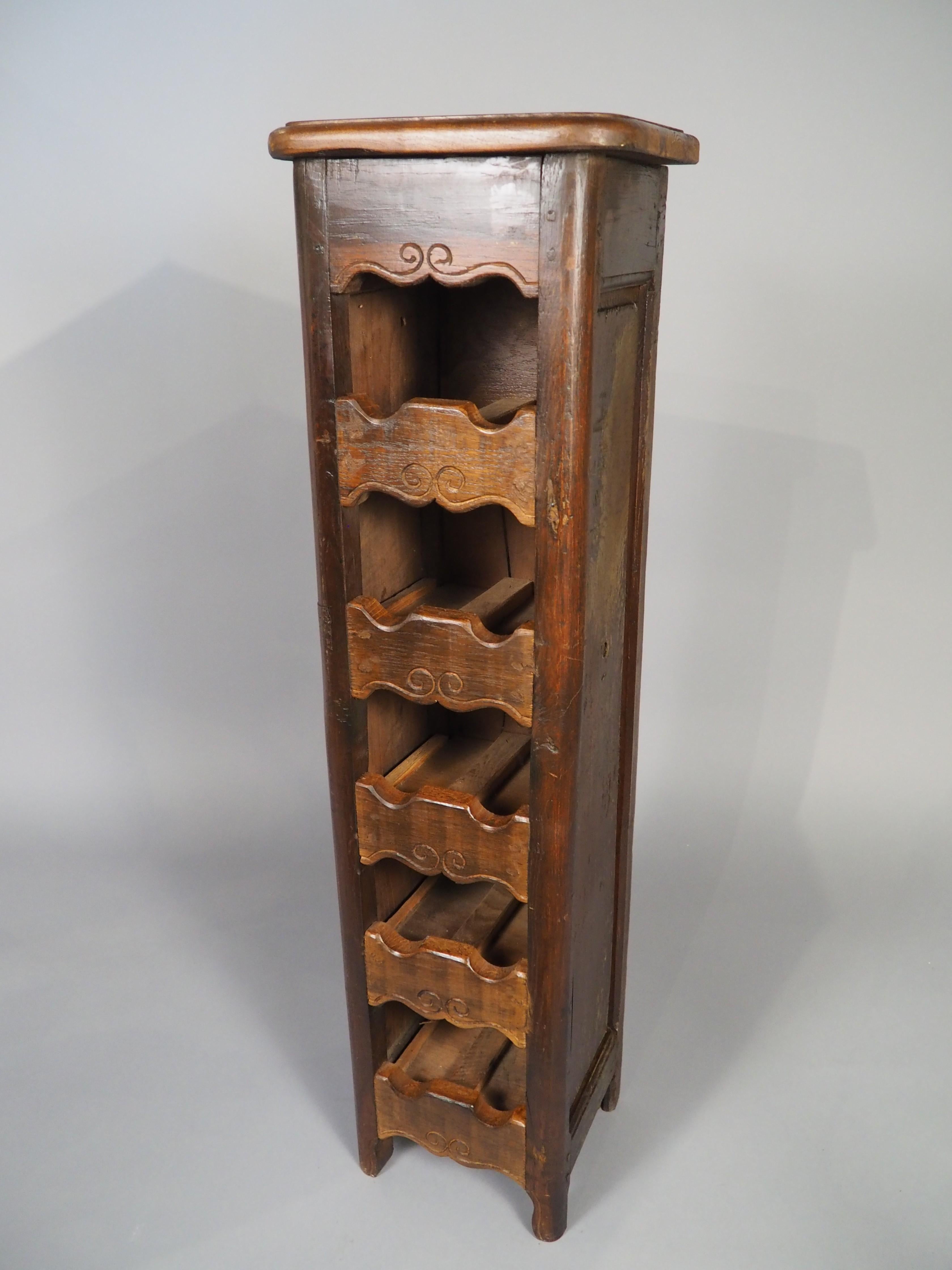 Ein Vintage 10-Flasche Französisch Wein Carrier aus wiederverwendetem Holz (Handgeschnitzt) im Angebot