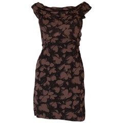 Vestido de cóctel con espalda redondeada y estampado floral vintage de los años 50