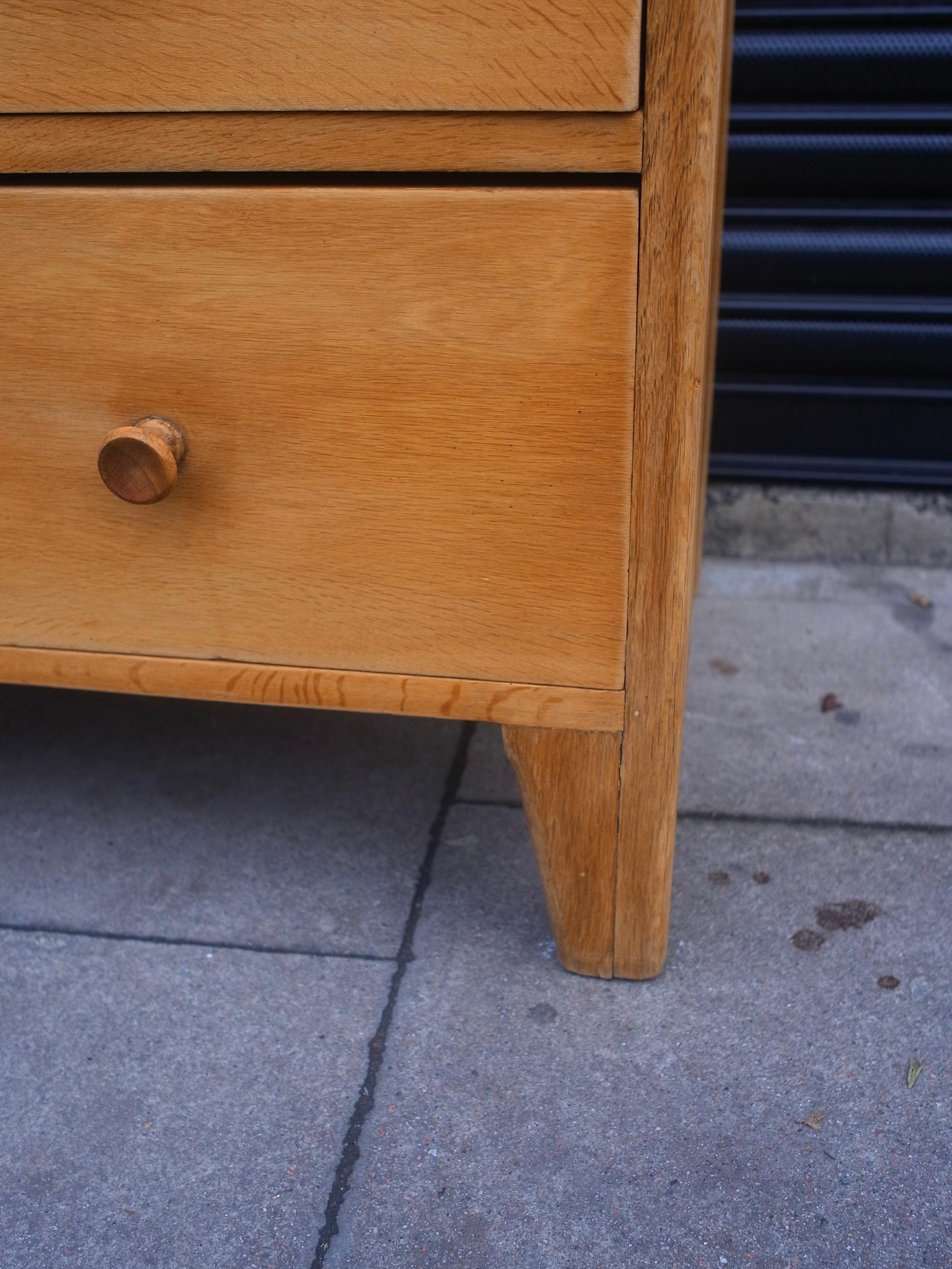 Vintage 1950s Oak Veneer Chests of Four Drawers In Good Condition In London, GB