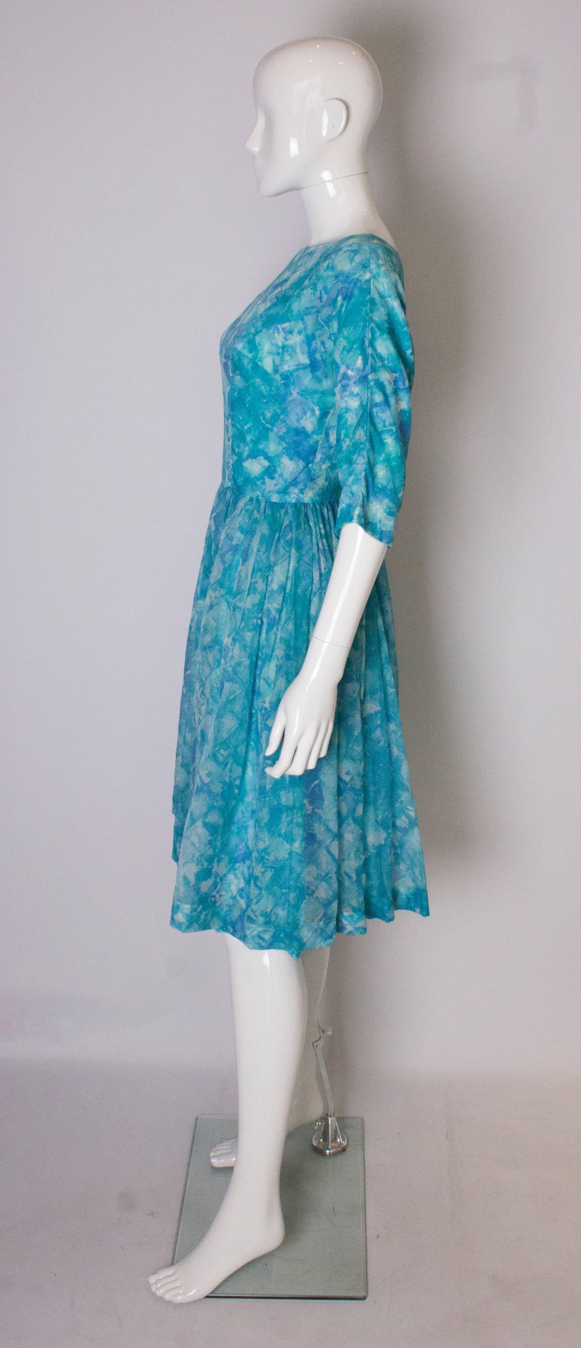 Un vintage des années 1950  Robe de cocktail cintrée à bretelles pivotantes avec jupe plissée Pour femmes en vente