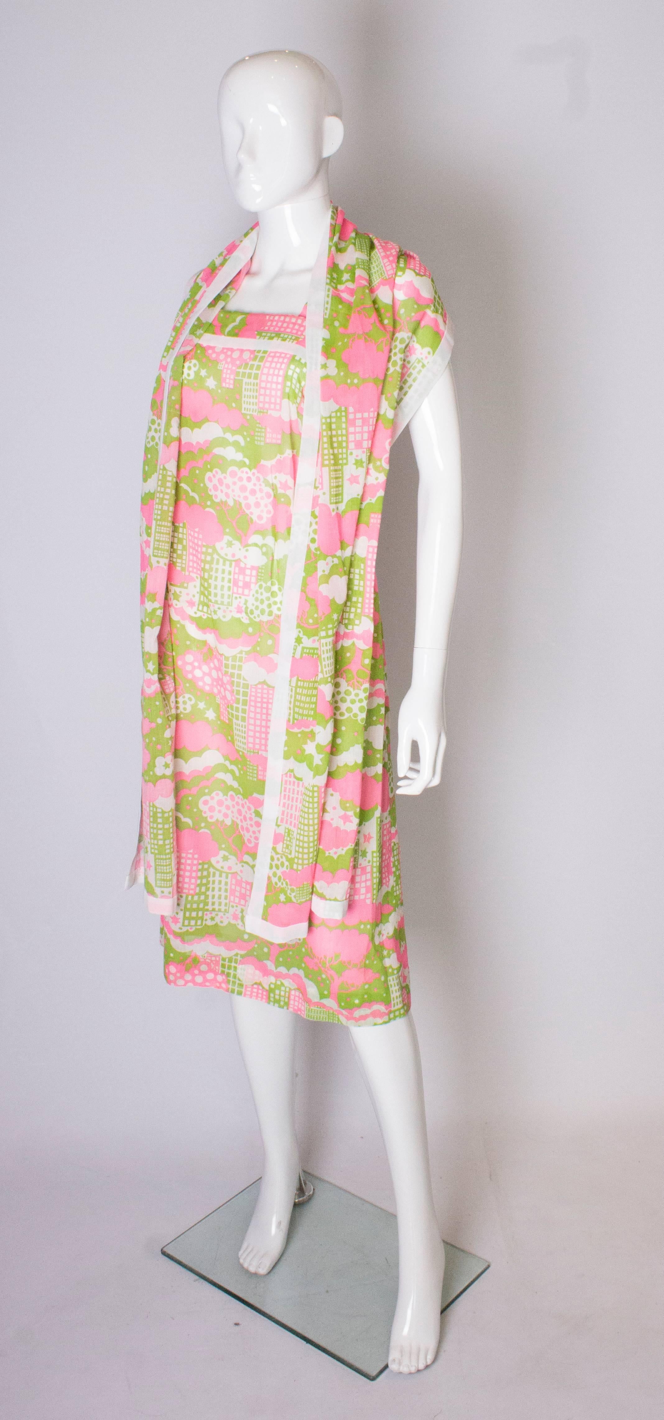 Beige Un vintage coloré des années 1960  Robe d'été imprimée et écharpe assortie en vente