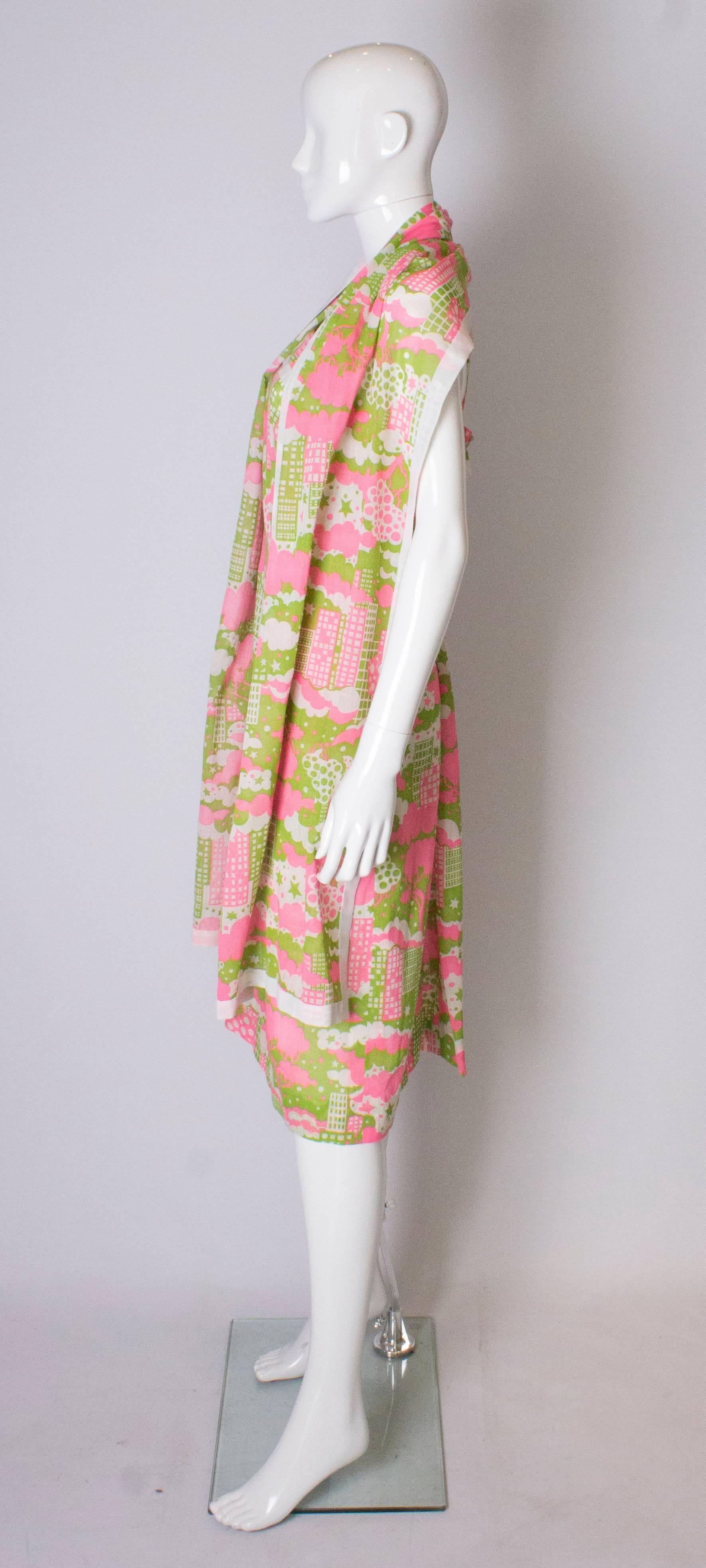 Un vintage coloré des années 1960  Robe d'été imprimée et écharpe assortie Pour femmes en vente