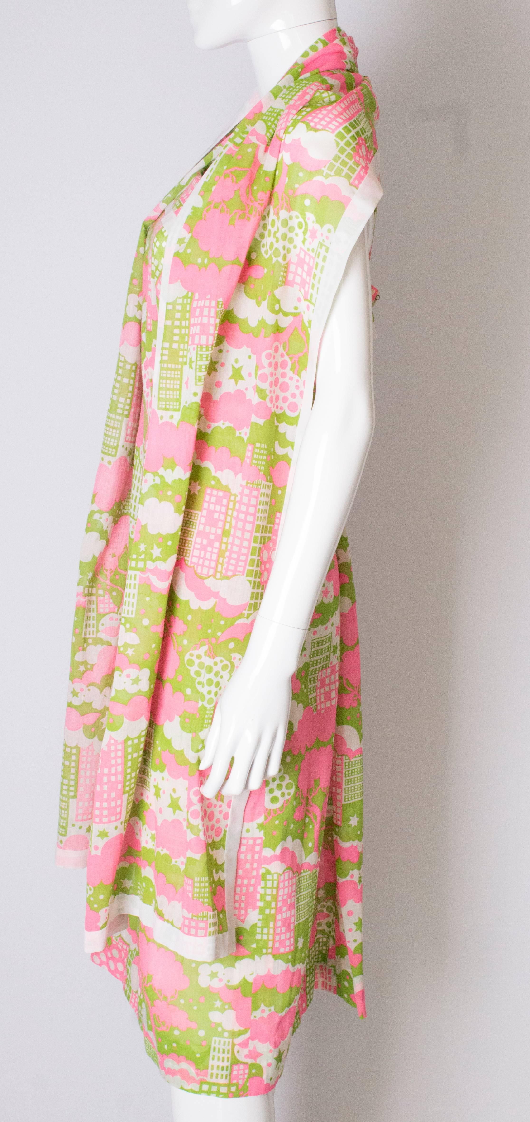 Un vintage coloré des années 1960  Robe d'été imprimée et écharpe assortie en vente 1