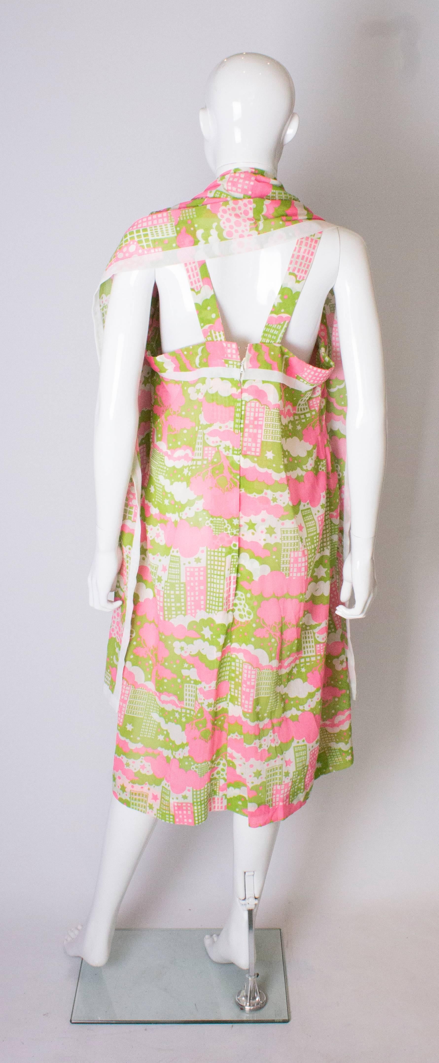 Un vintage coloré des années 1960  Robe d'été imprimée et écharpe assortie en vente 2