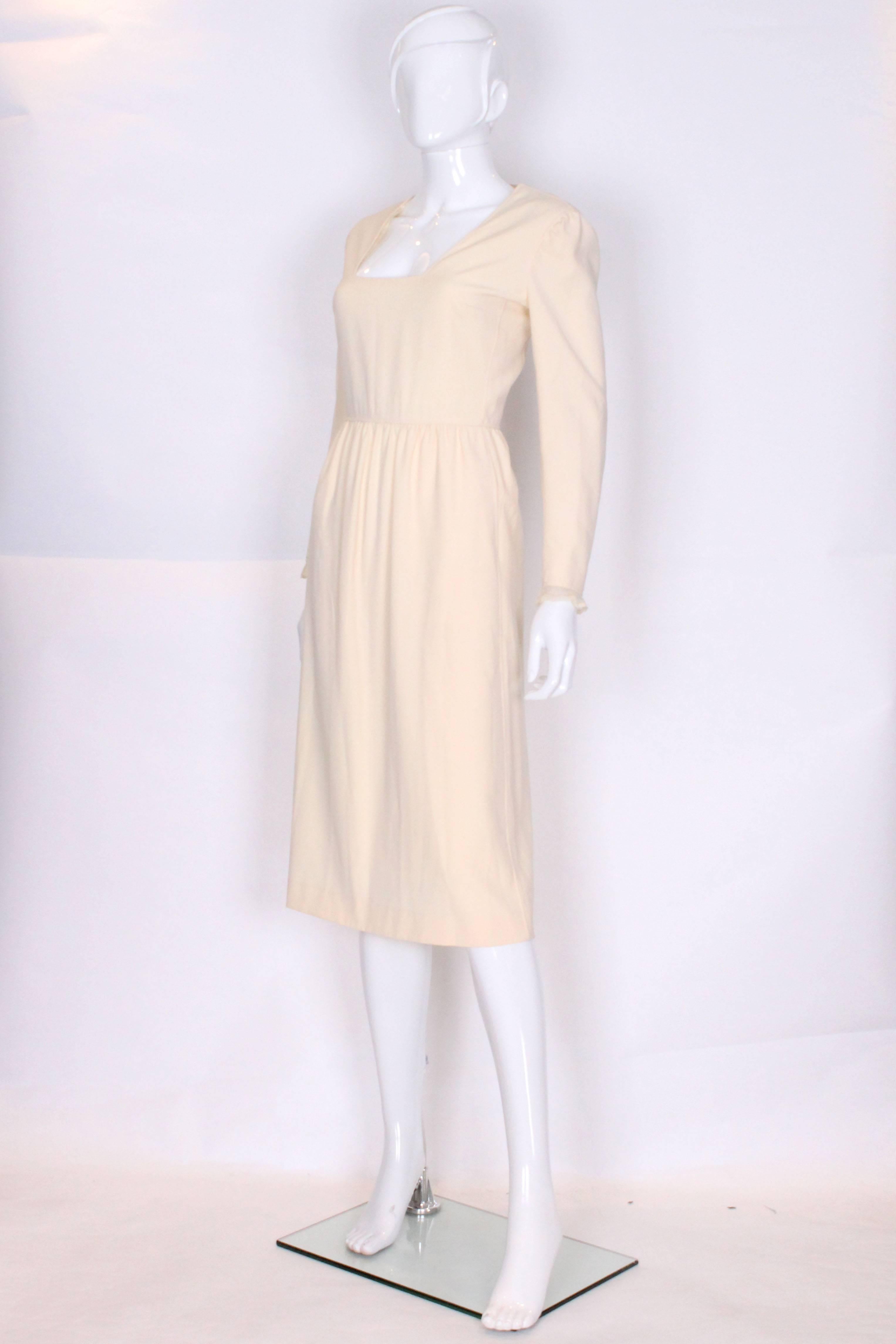 Courreges cremefarbenes Kleid aus Wolle und Seide aus den 1960er Jahren, Modell 29074 (Beige) im Angebot