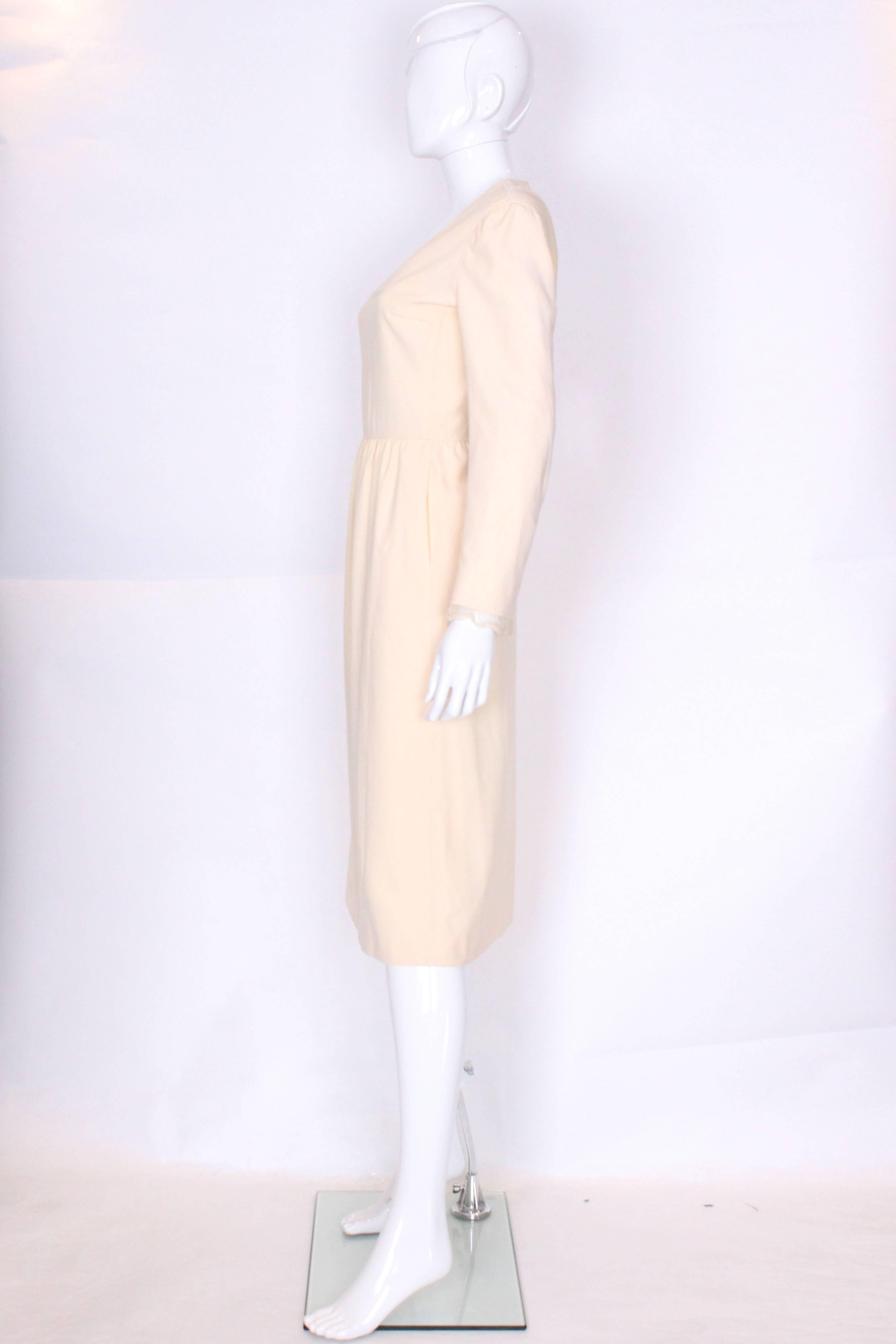 Courreges cremefarbenes Kleid aus Wolle und Seide aus den 1960er Jahren, Modell 29074 im Zustand „Hervorragend“ im Angebot in London, GB