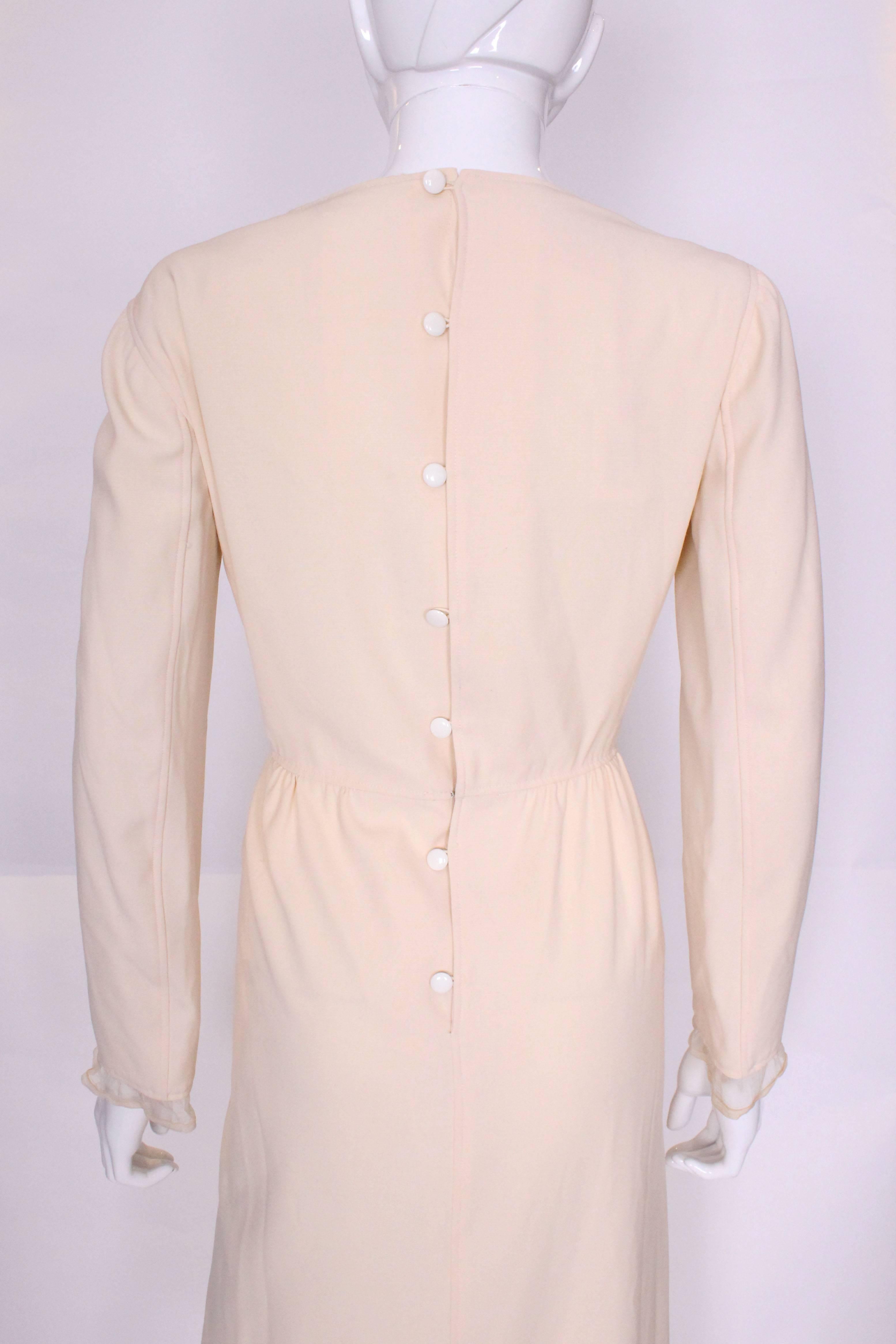 Courreges cremefarbenes Kleid aus Wolle und Seide aus den 1960er Jahren, Modell 29074 im Angebot 1