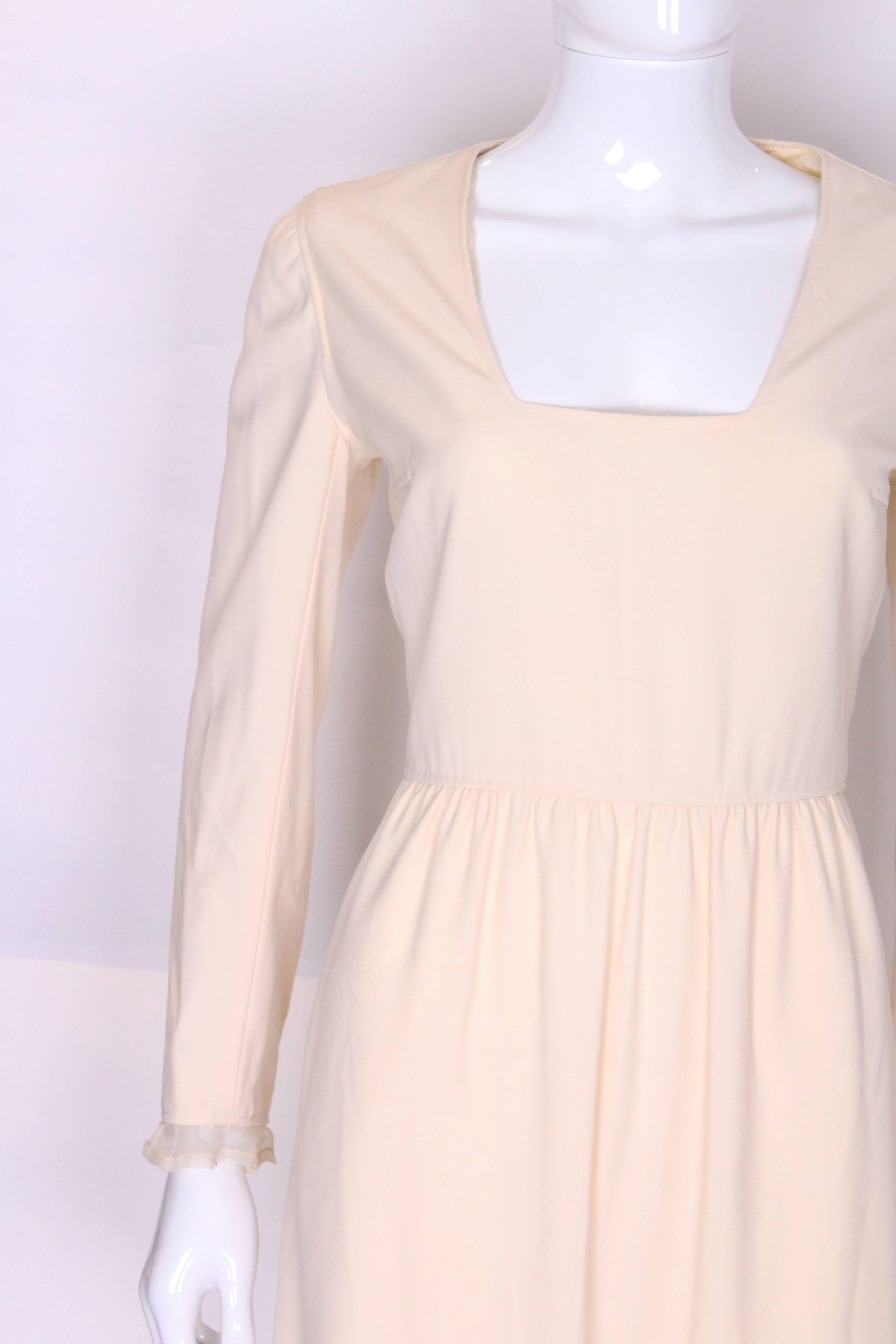 Courreges cremefarbenes Kleid aus Wolle und Seide aus den 1960er Jahren, Modell 29074 im Angebot 2
