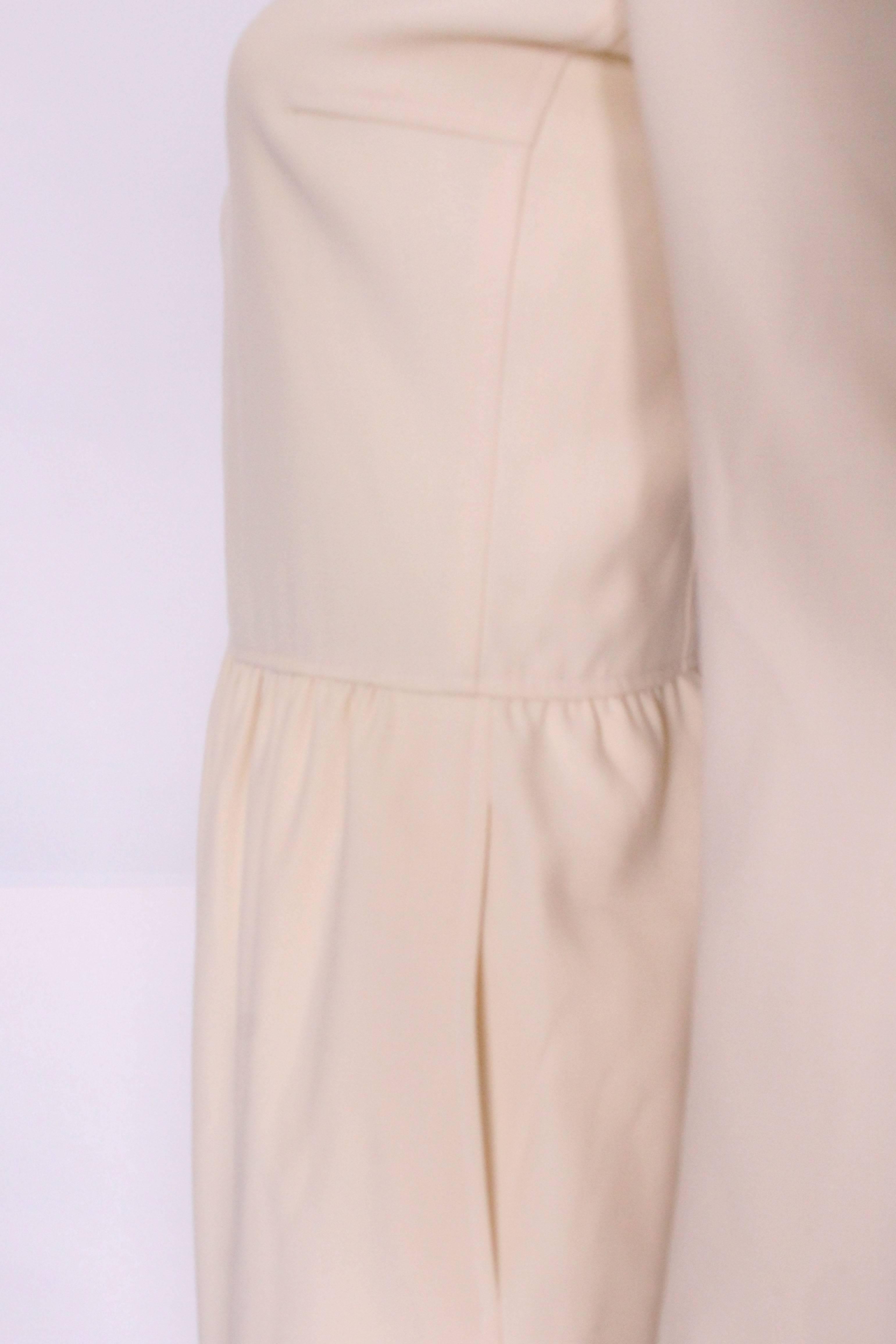 Courreges cremefarbenes Kleid aus Wolle und Seide aus den 1960er Jahren, Modell 29074 im Angebot 3