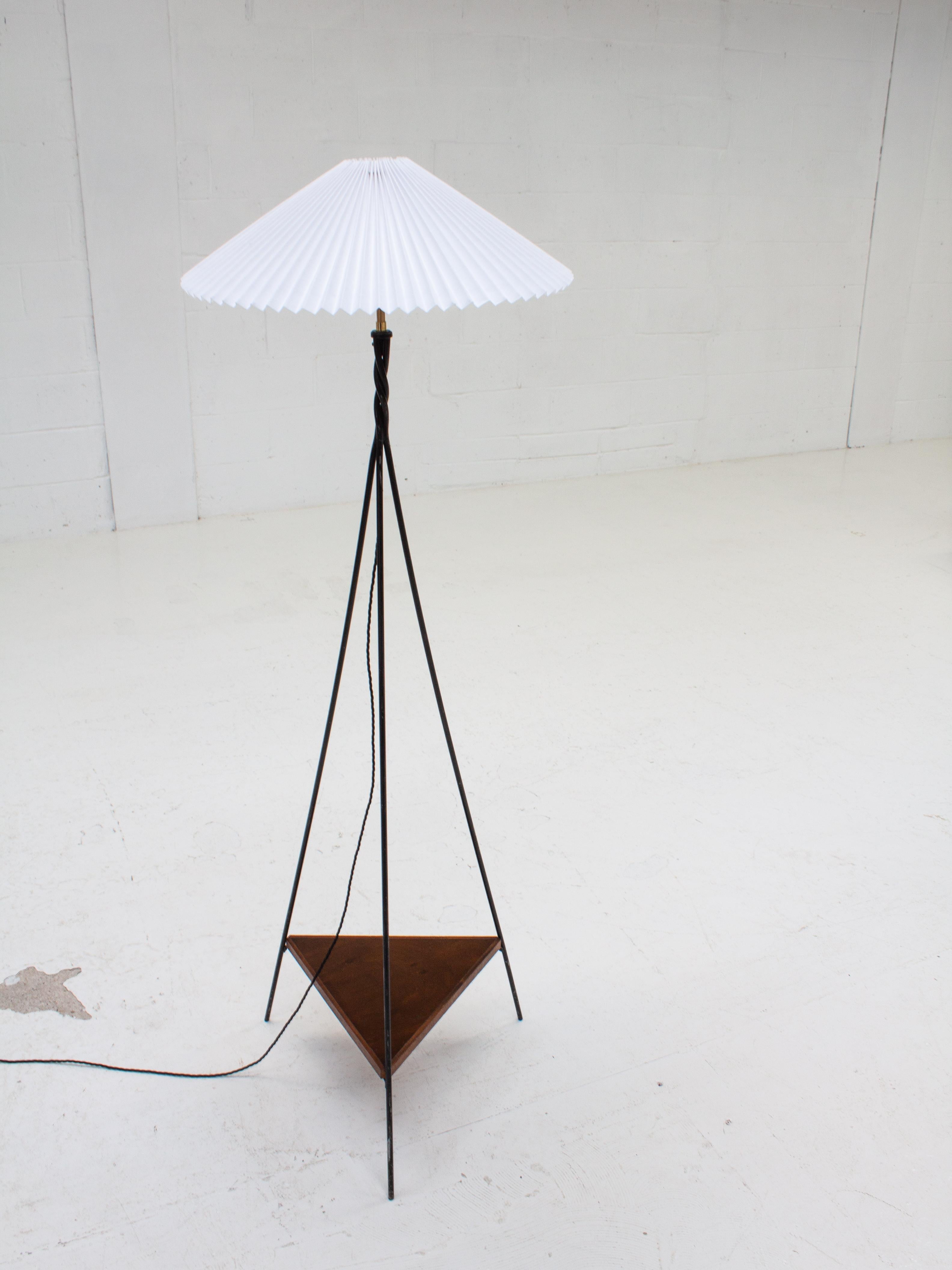 Stehlampe aus den 1960er Jahren auf dreieckigem Sockel mit plissiertem Schirm im Angebot 3