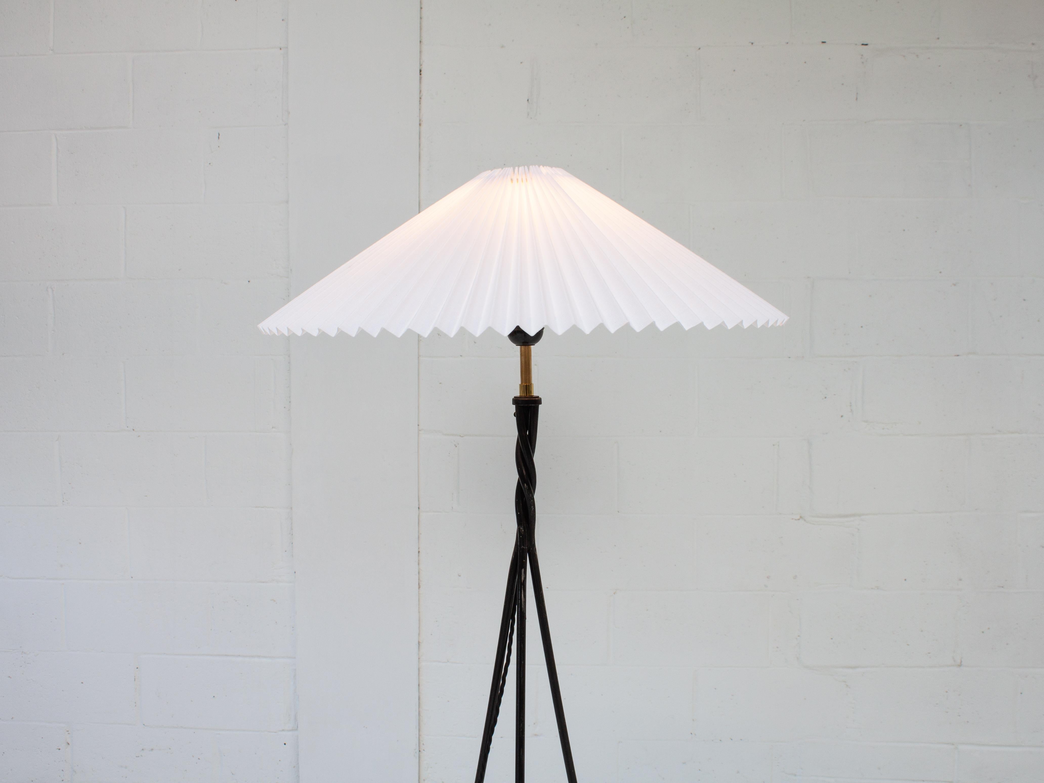 Stehlampe aus den 1960er Jahren auf dreieckigem Sockel mit plissiertem Schirm (20. Jahrhundert) im Angebot