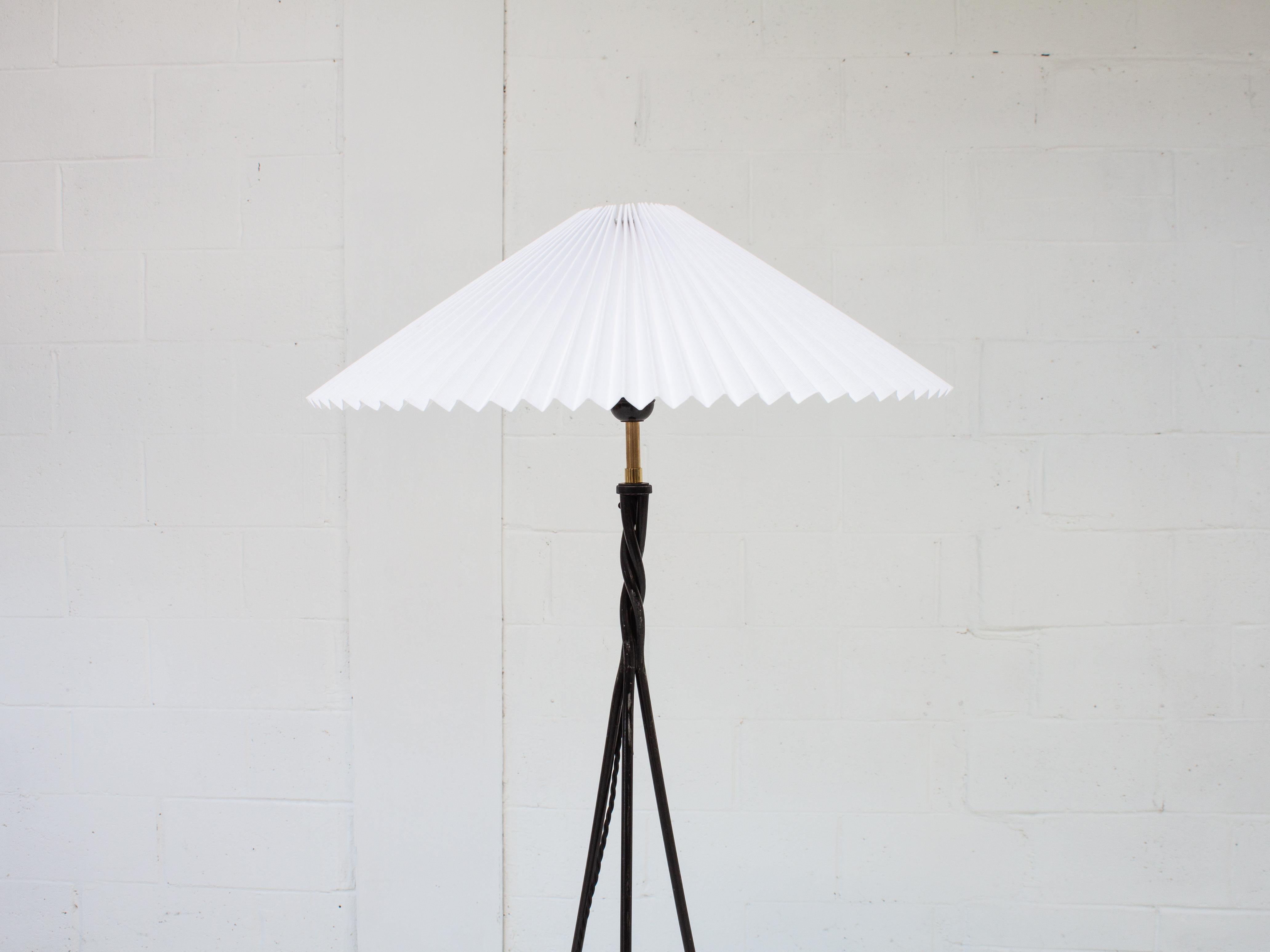Stehlampe aus den 1960er Jahren auf dreieckigem Sockel mit plissiertem Schirm (Metall) im Angebot