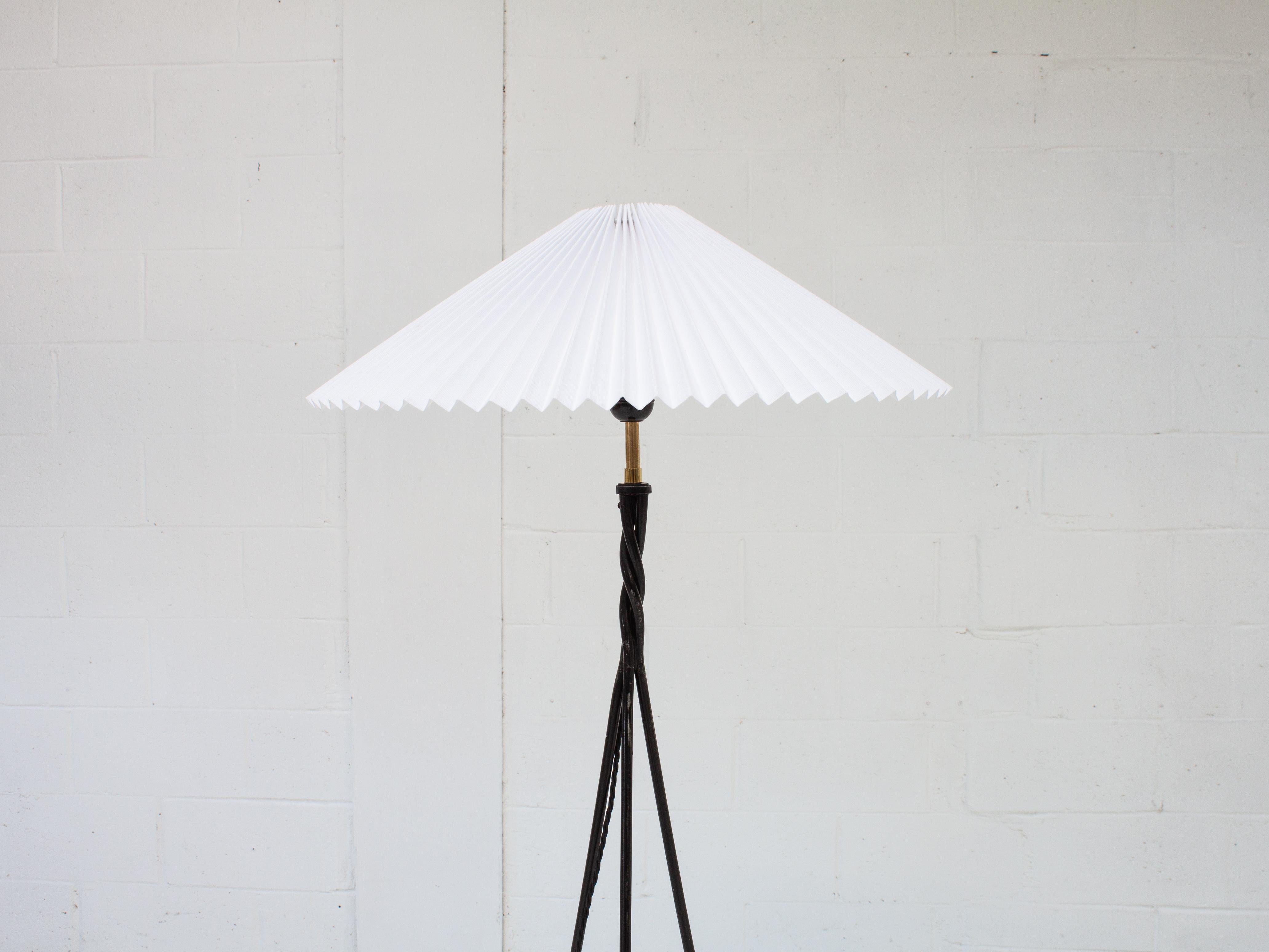 20ième siècle Lampadaire vintage des années 1960 sur socle triangulaire avec abat-jour plissé en vente