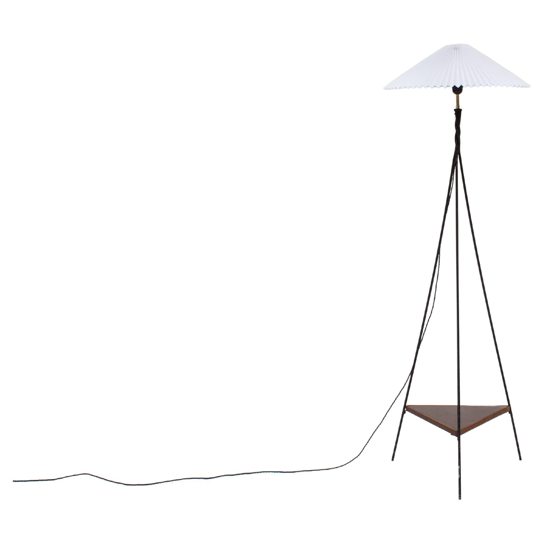 Stehlampe aus den 1960er Jahren auf dreieckigem Sockel mit plissiertem Schirm
