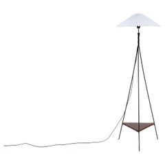 Stehlampe aus den 1960er Jahren auf dreieckigem Sockel mit plissiertem Schirm