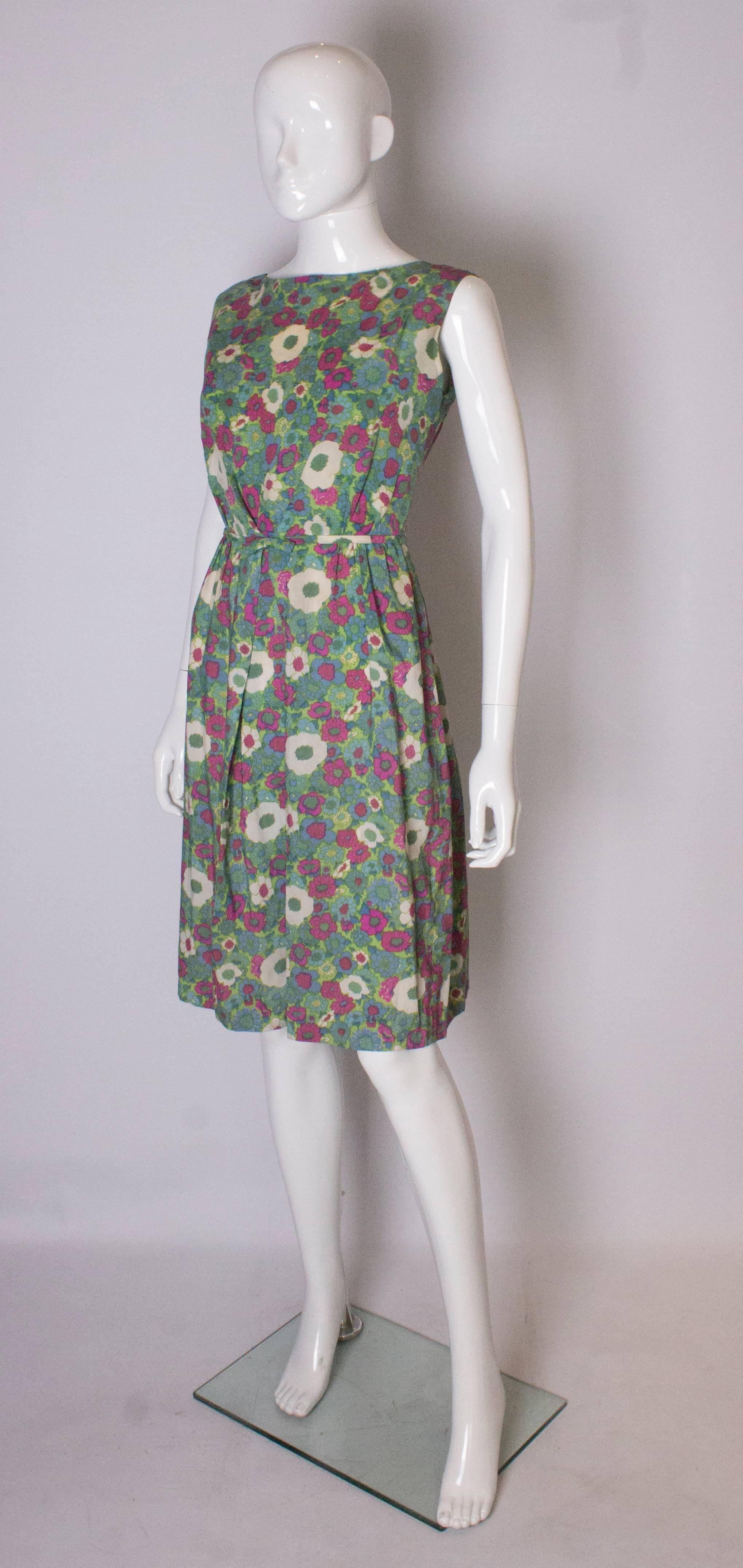Un vestido de día de verano vintage con estampado floral de los años 60 Gris en venta
