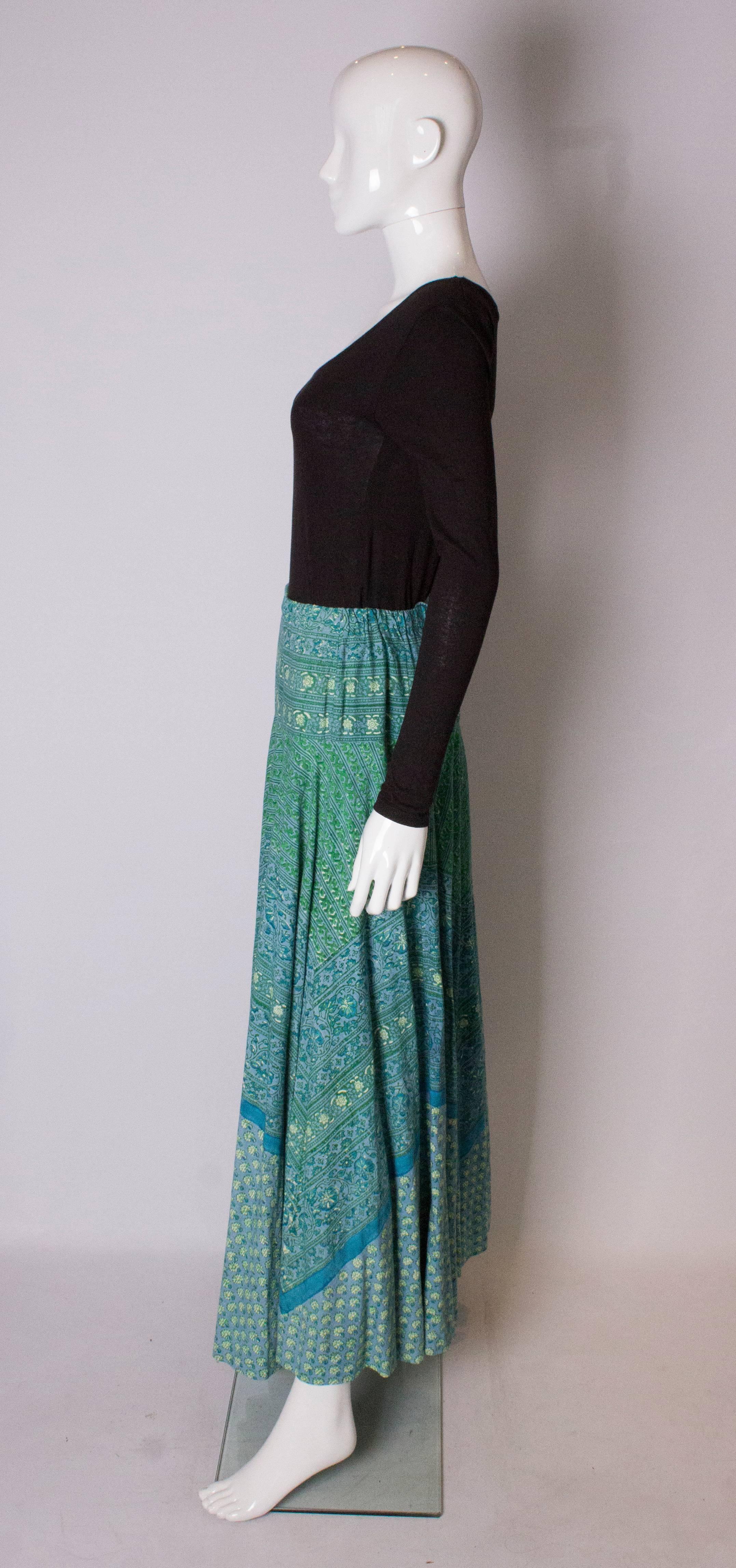 Un style bohème vintage en coton imprimé à fleurs, années 1970  Jupe Pour femmes en vente