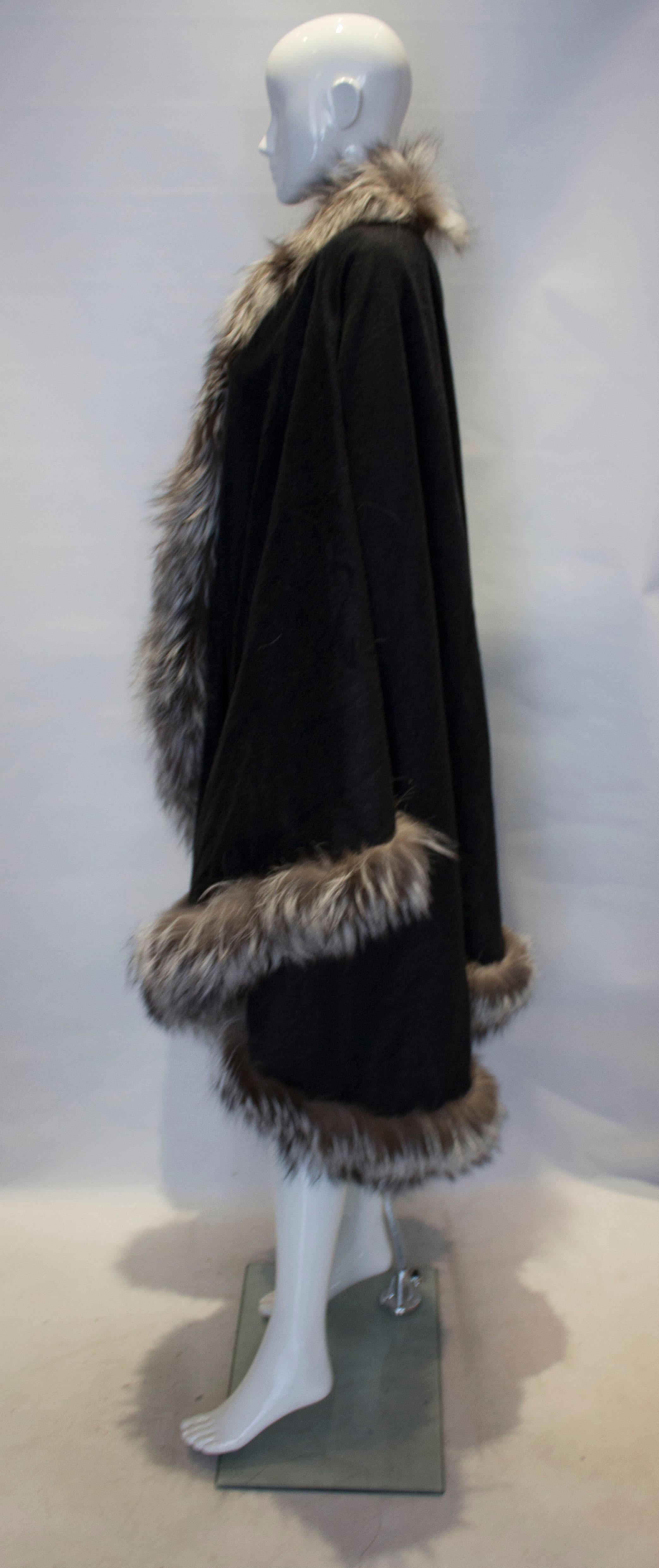A Vintage 1970s Grey Wool/Cashmere Wrap with silver Fox fur trim Detail In Good Condition In London, GB