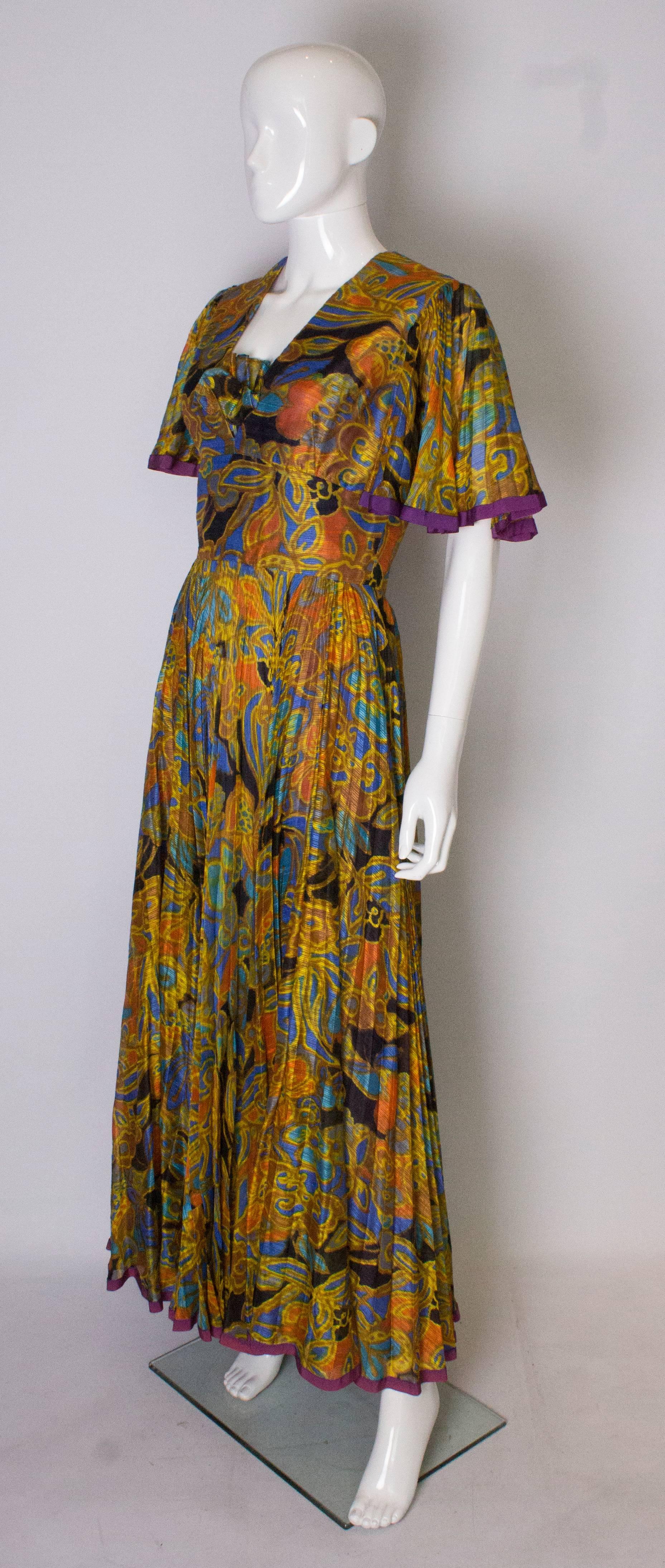 1970er Jahre Ross Bergo für Harrods Plissee-Kleid im Vintage-Stil (Braun) im Angebot