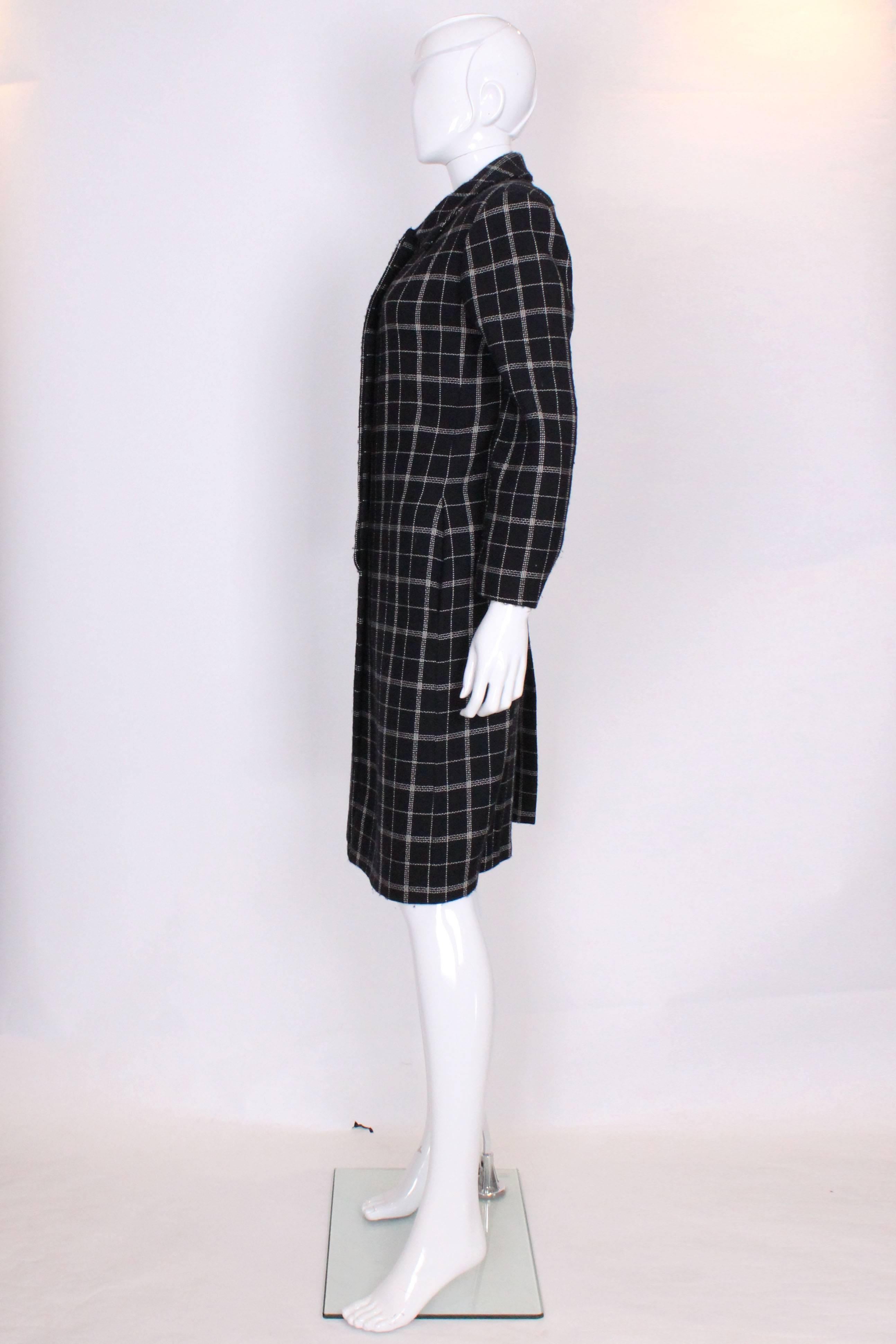 A vintage 1980s Oleg Cassini Couture Black and White Coat In Excellent Condition For Sale In London, GB