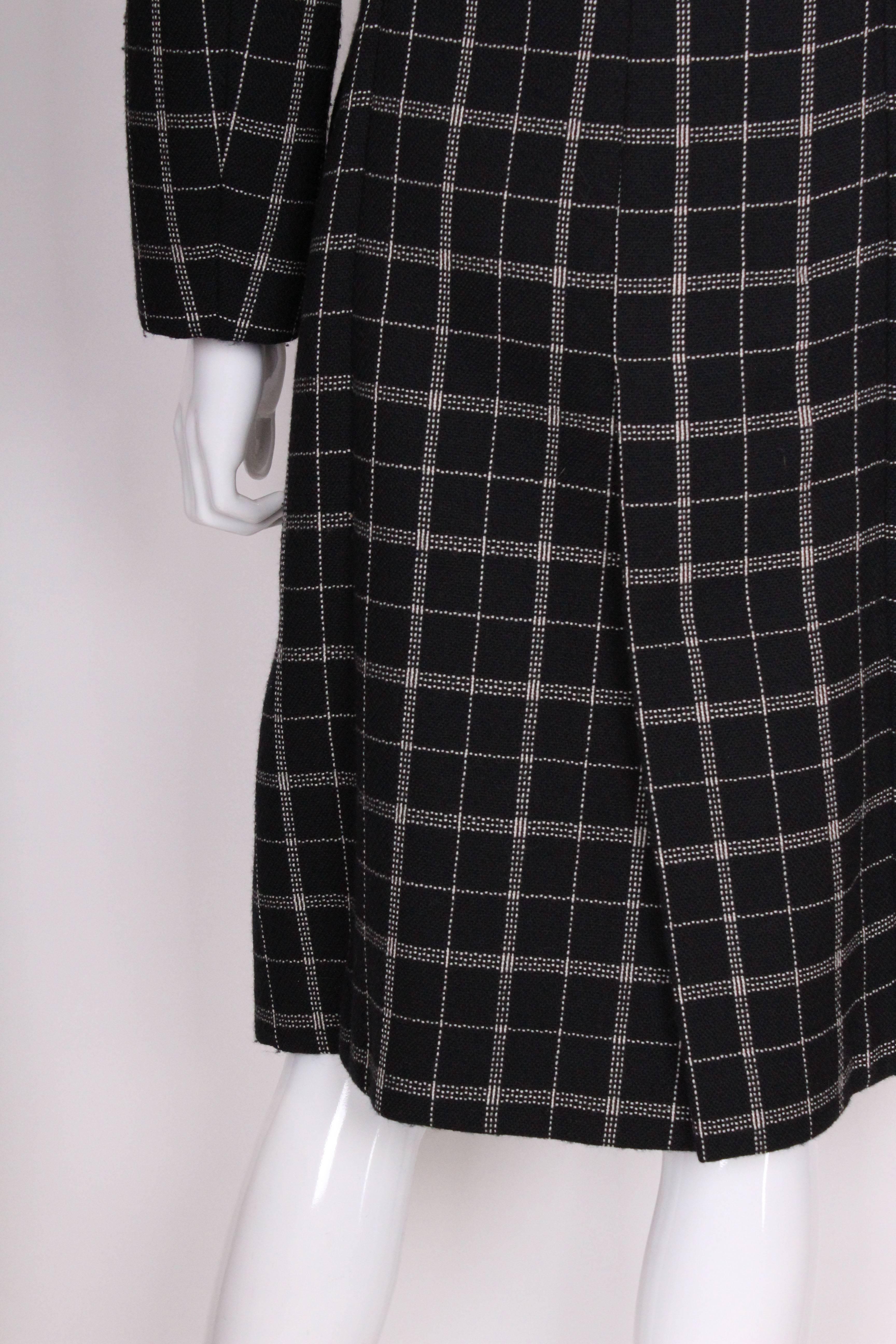A vintage 1980s Oleg Cassini Couture Black and White Coat For Sale 2