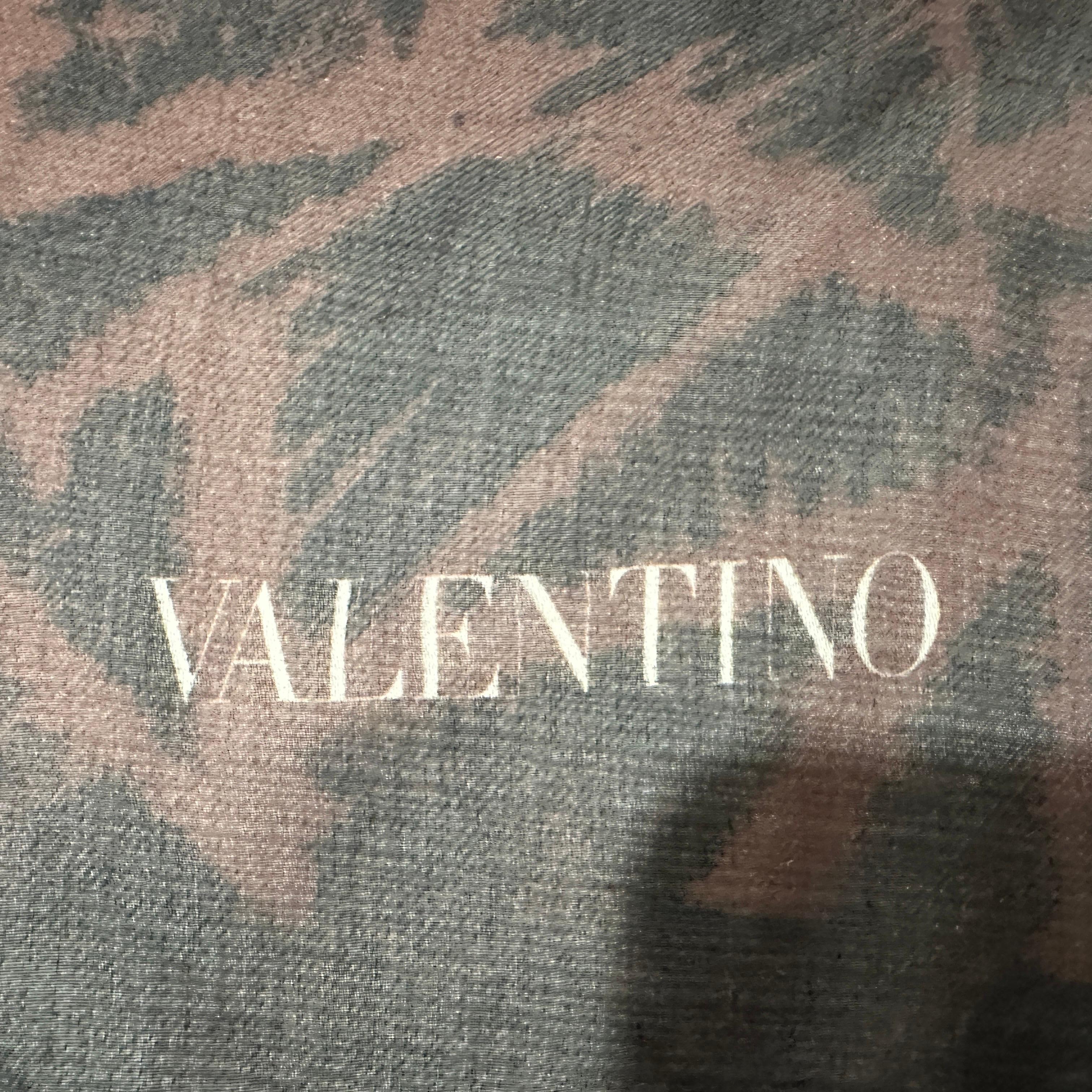 Sciarpa di seta vintage anni '80 di Valentino in vendita 4