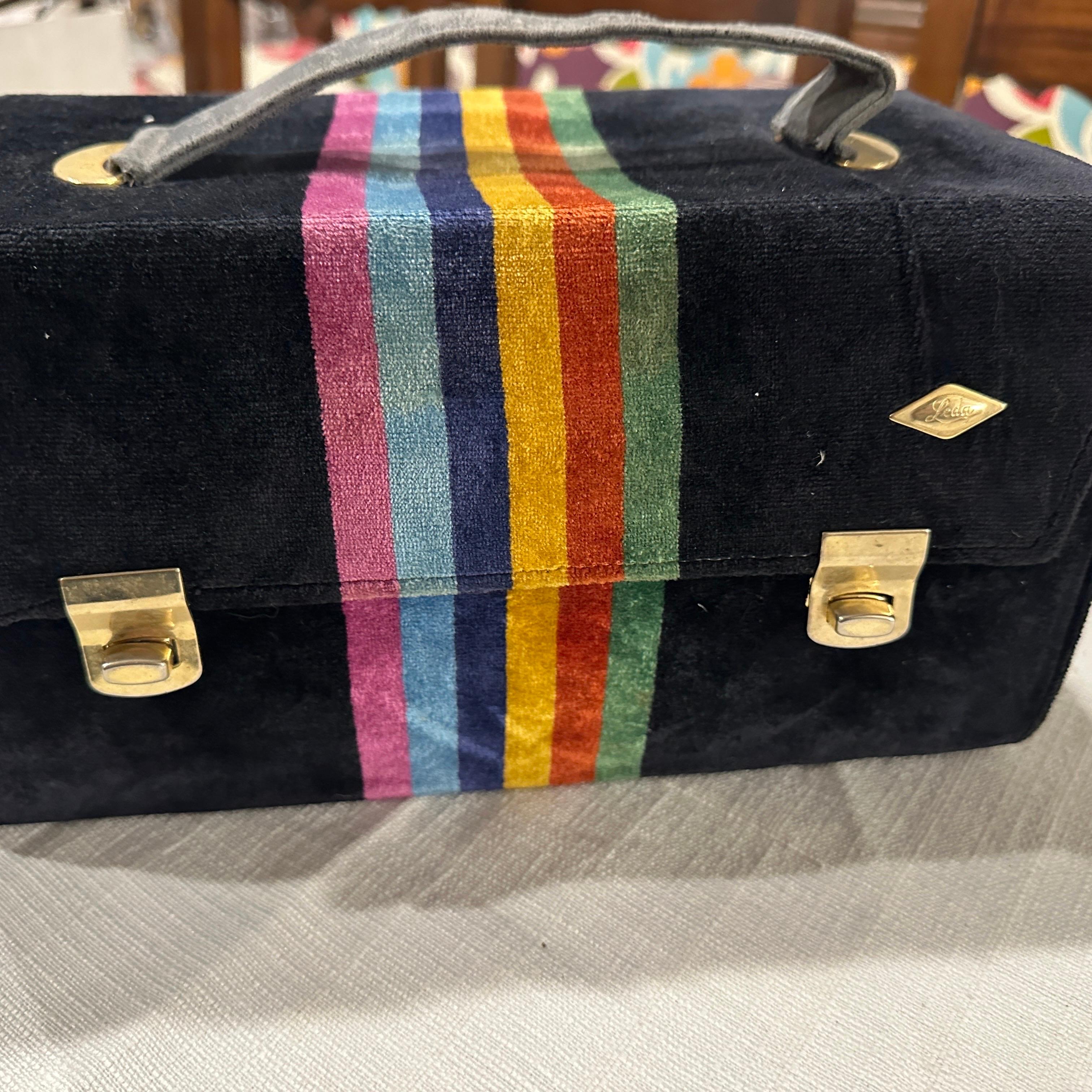 A Vintage 1980s Velvet Italian Beauty Case by Leda In Good Condition For Sale In Aci Castello, IT