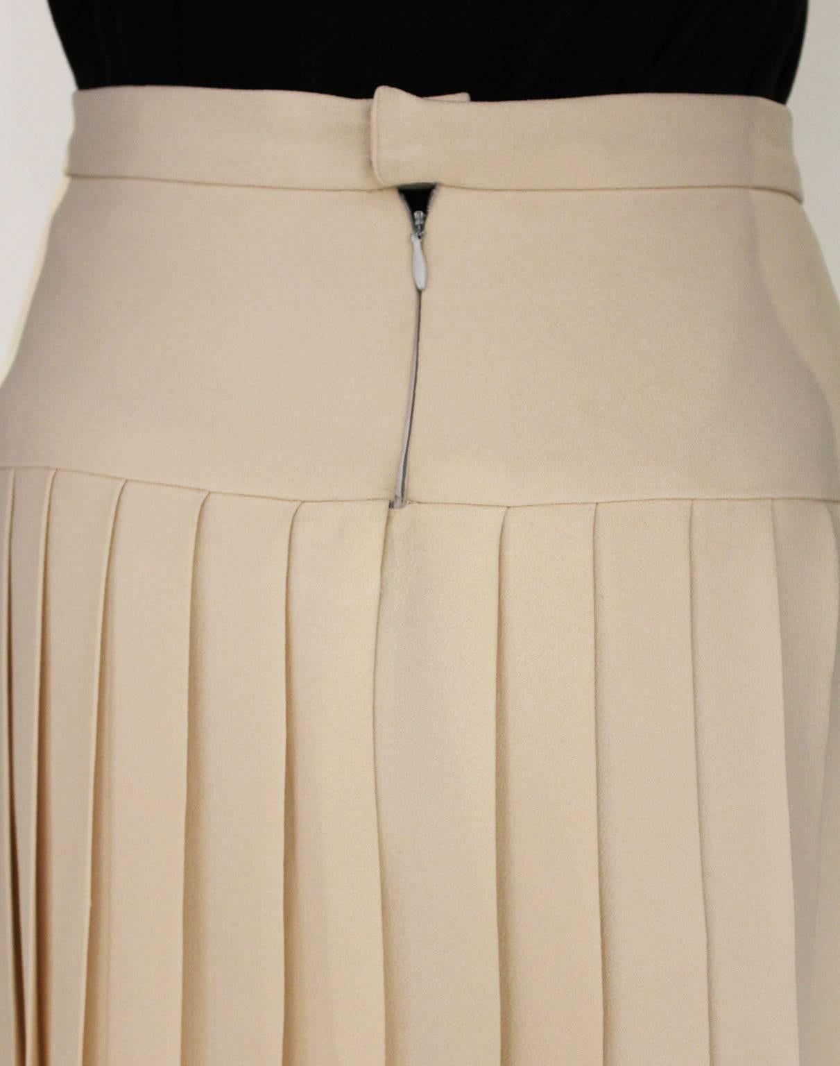 A vintage 1990s cream Chanel Silk Pleated Skirt In Excellent Condition In London, GB