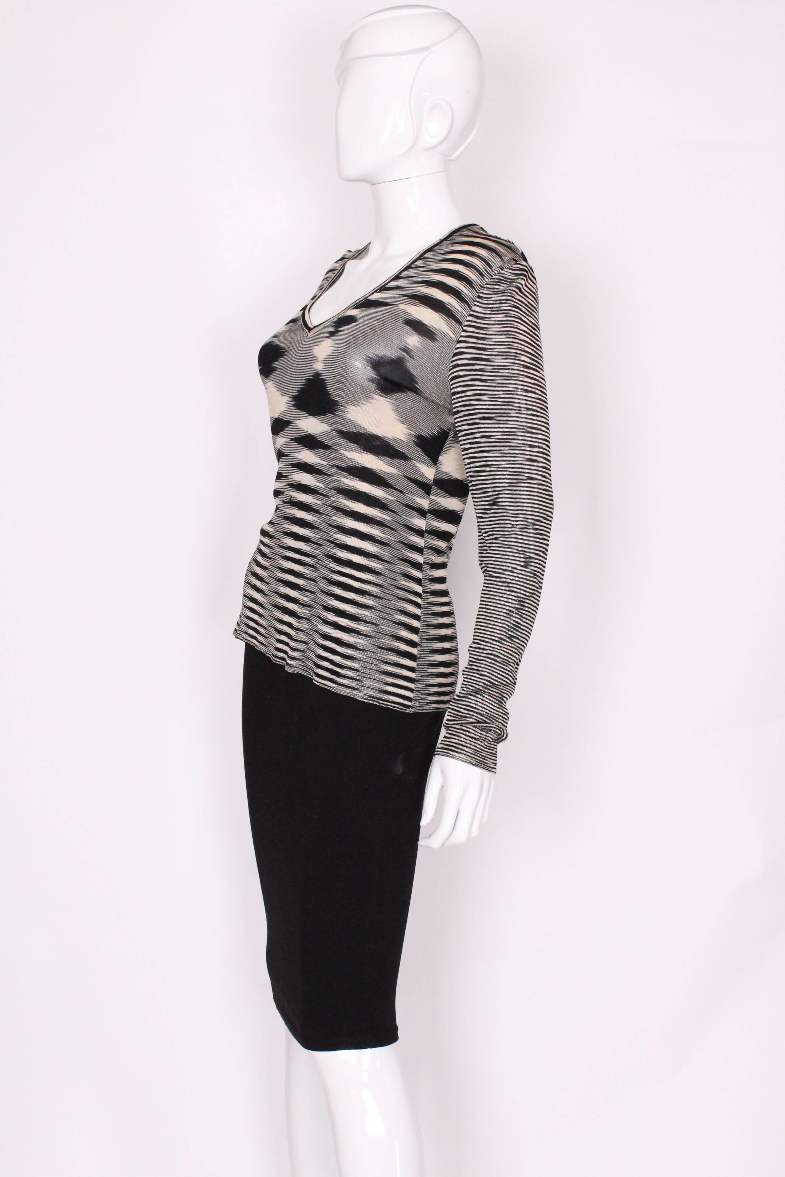 A vintage 1990s Missoni Black and Cream V neck Jumper In Excellent Condition For Sale In London, GB