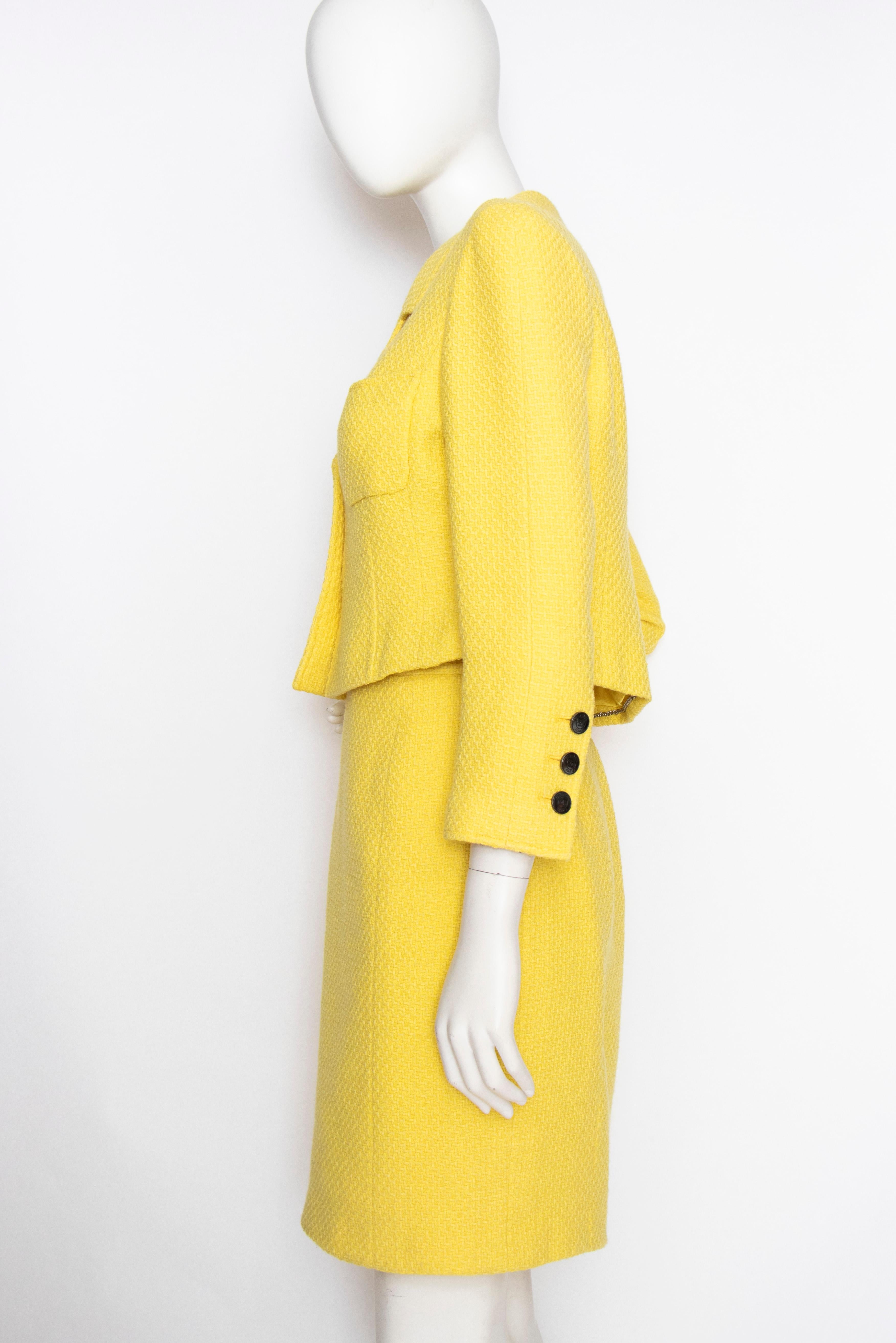 A Vintage 1997 Cruise Collection Chanel Canary Yellow Skirt Suit In Good Condition For Sale In Copenhagen, DK