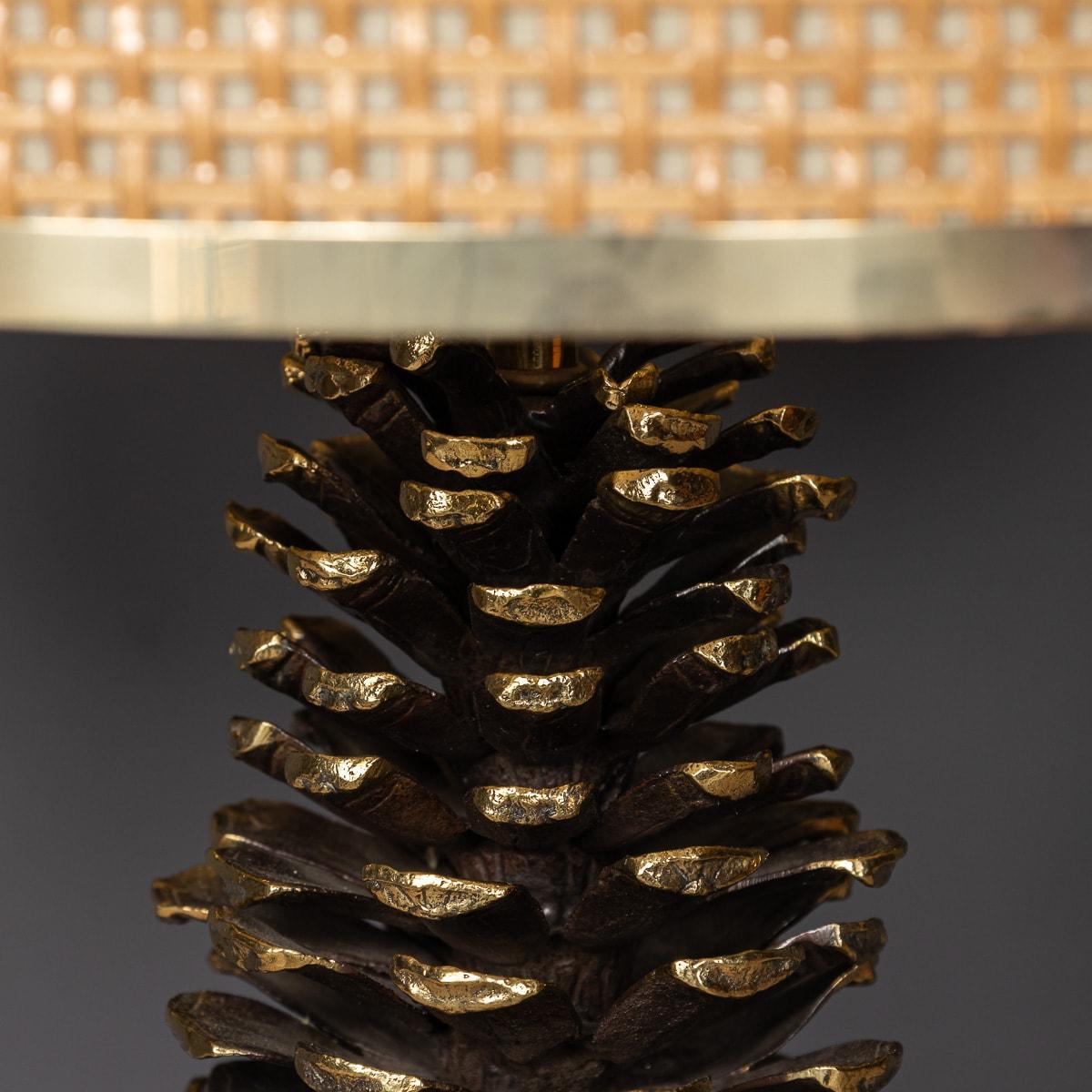 A Vintage 20th Century Italian Bergere Lamp With Pine Cone Detailing c.1970 For Sale 11
