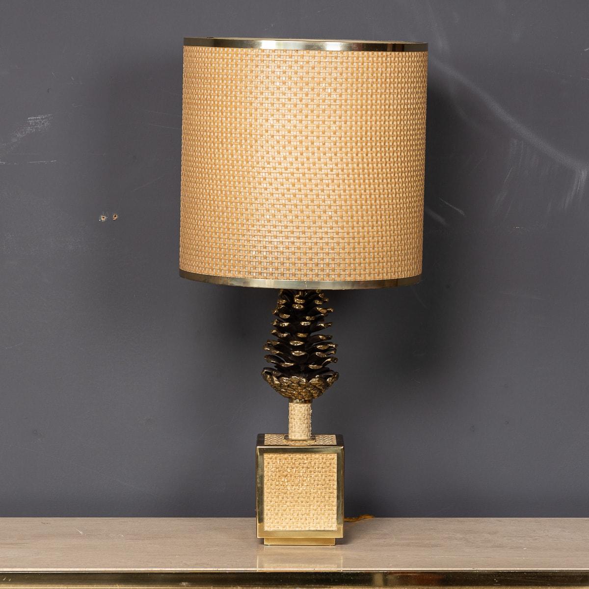 A Vintage 20th Century Italian Bergere Lamp With Pine Cone Detailing c.1970 In Good Condition For Sale In Royal Tunbridge Wells, Kent