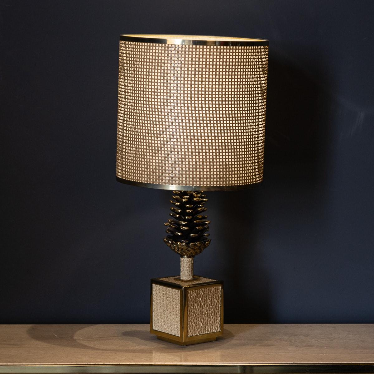 A Vintage 20th Century Italian Bergere Lamp With Pine Cone Detailing c.1970 For Sale 3