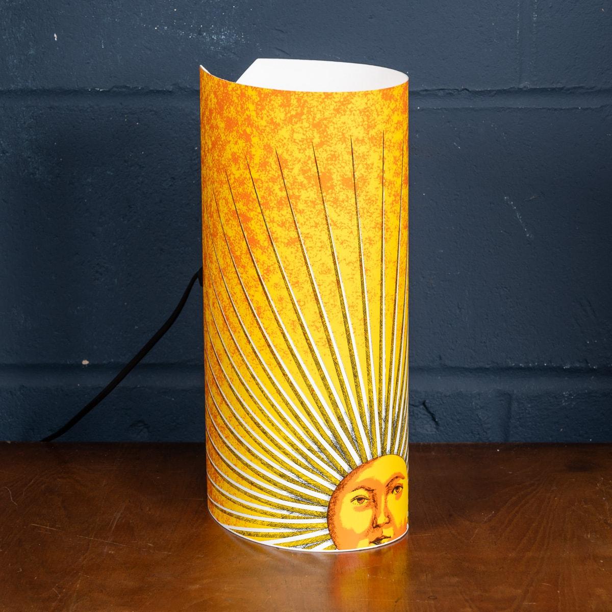 Une belle lampe de table de Piero Fornasetti. Ce modèle particulier a été vendu au détail par Antonangeli dans les années 1990. Il n'est plus commercialisé et a pris de la valeur. Plus important encore, il donne à chaque pièce une touche très chic à