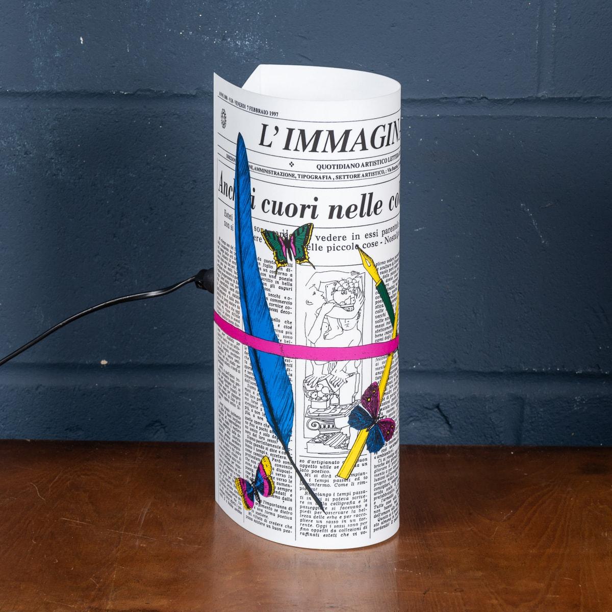 Una bellissima lampada da tavolo di Piero Fornasetti. Questo particolare modello, venduto al dettaglio da Antonangeli negli anni '90, è ora fuori produzione e sta acquistando valore. Ma soprattutto dà un tocco chic all'illuminazione di qualsiasi