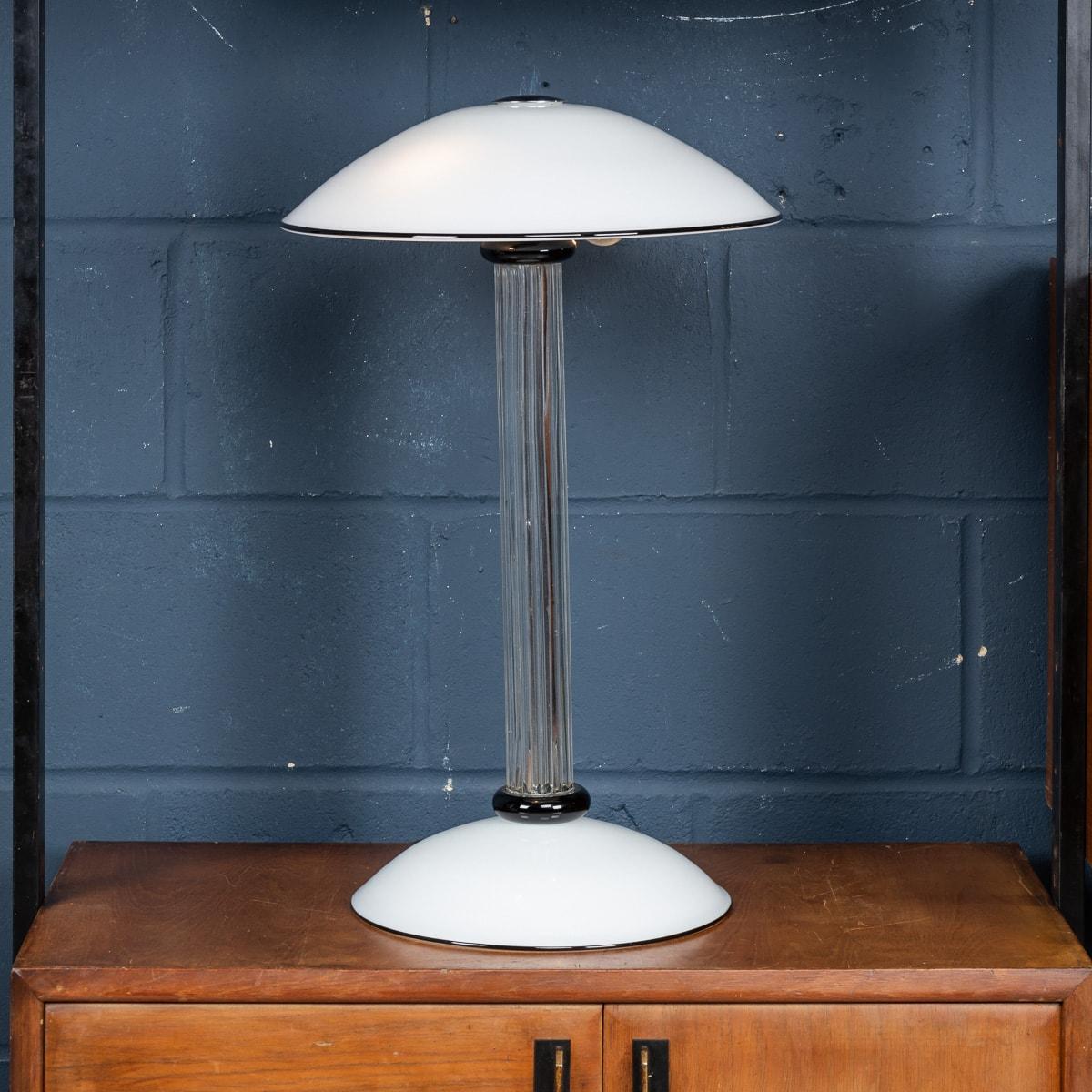 Rare et élégante lampe de table de Vistosi, fabriquée en Italie vers la fin du XXe siècle. Toute la structure de la lampe est en verre, y compris l'abat-jour. Ses grandes proportions en font une pièce de verre d'art saisissante qui présente