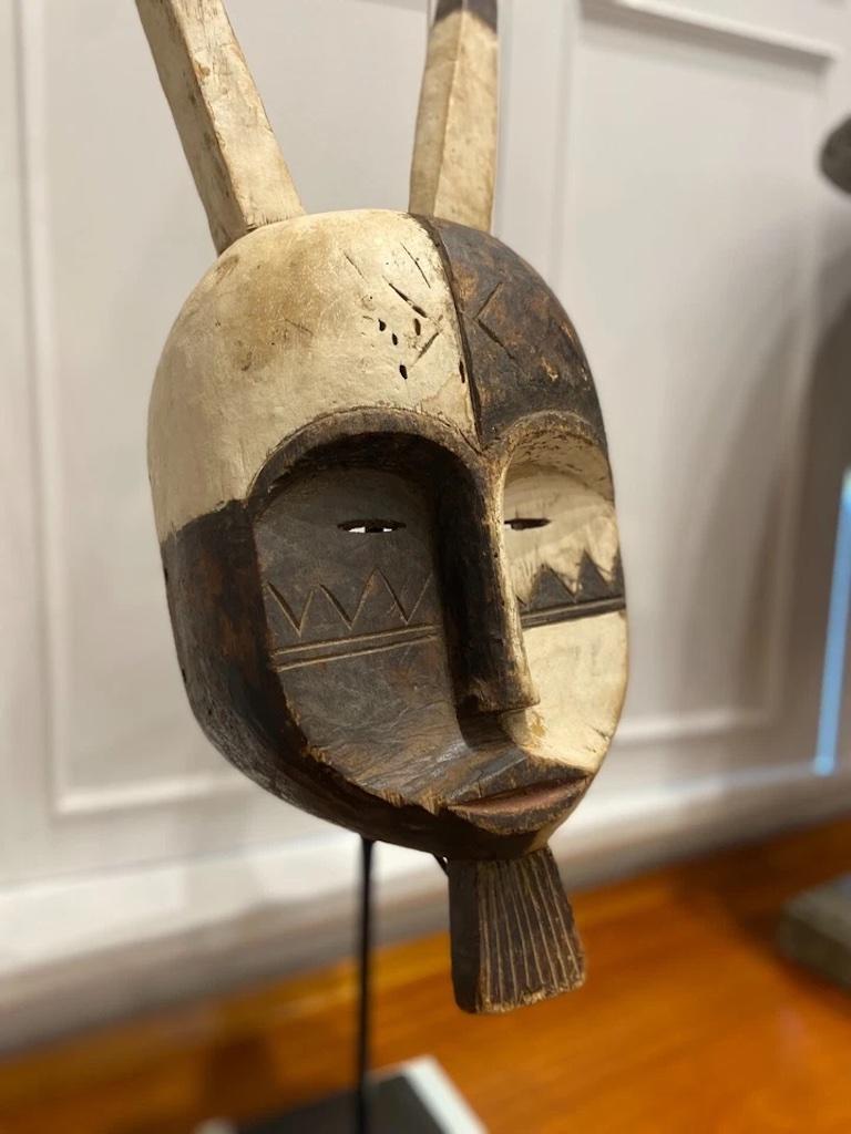 Un eccezionale esempio di maschera Grebo africana vintage intagliata a mano. Posizionato su un supporto, è un perfetto ornamento decorativo e un vero pezzo da collezione di arte africana e di patrimonio africano. 

Le dimensioni delle maschere sono