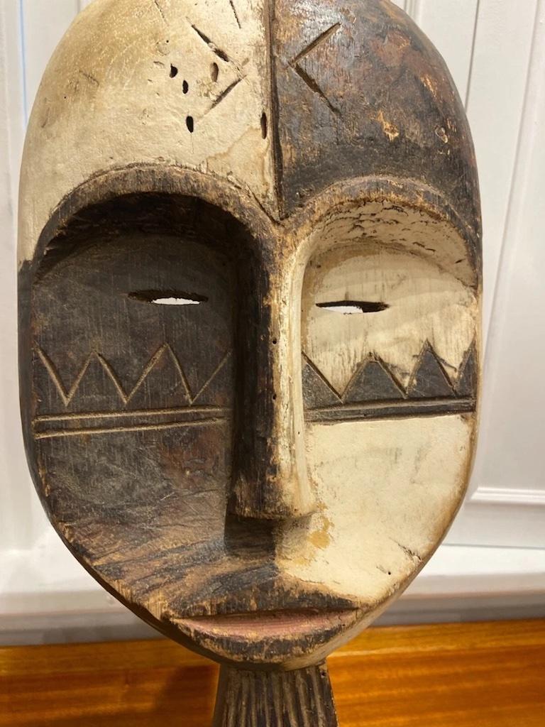 XX secolo Maschera Grebo africana d'epoca su supporto, Liberia in vendita