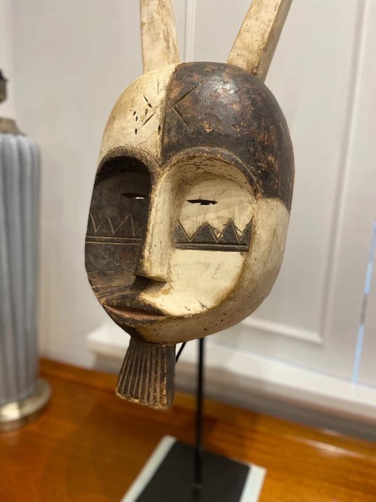 Legno Maschera Grebo africana d'epoca su supporto, Liberia in vendita