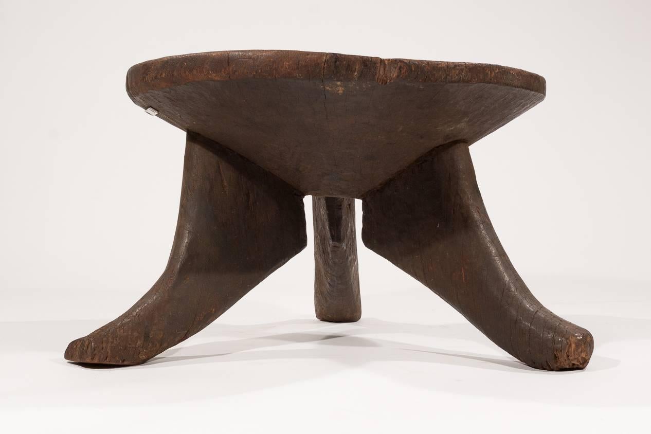 Ce tabouret africain a une belle forme et une belle finition de surface. Il y a beaucoup d'ambiance.