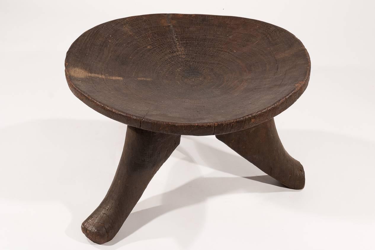 Un tabouret en bois africain du début du XXe siècle Bon état à New York, NY