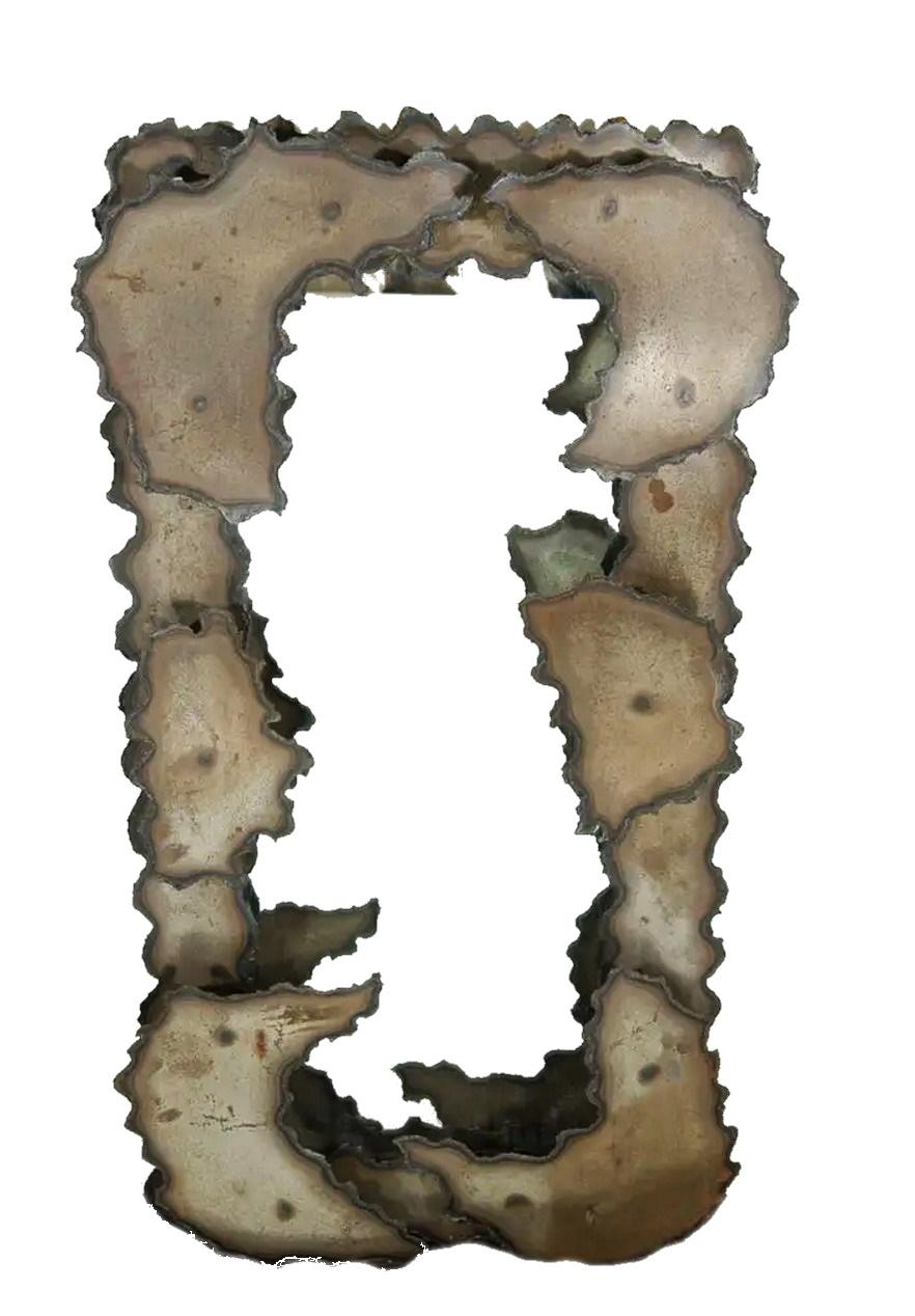 Brutalismo americano
Espejo de pared
Metal calcinado
Alrededor de 1970
DIMENSIONES
Altura: 86,36 cm (34 pulg.)
Anchura: 43,18 cm (17 pulg.)
Profundidad: 7,62 cm (3 pulg.)

ACERCA DE
Llamativo espejo de pared rectangular Brutalista vintage, realizado