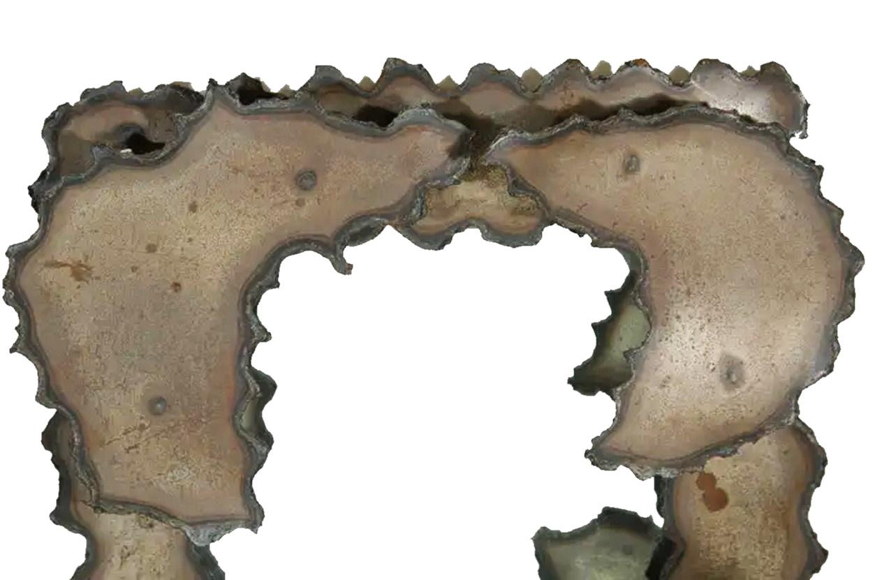 Espejo de pared de metal calcinado del Brutalismo Americano Vintage, circa años 70 Brutalista en venta