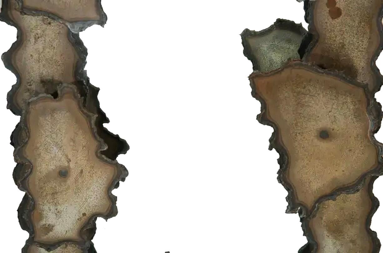 Espejo de pared de metal calcinado del Brutalismo Americano Vintage, circa años 70 Estadounidense en venta