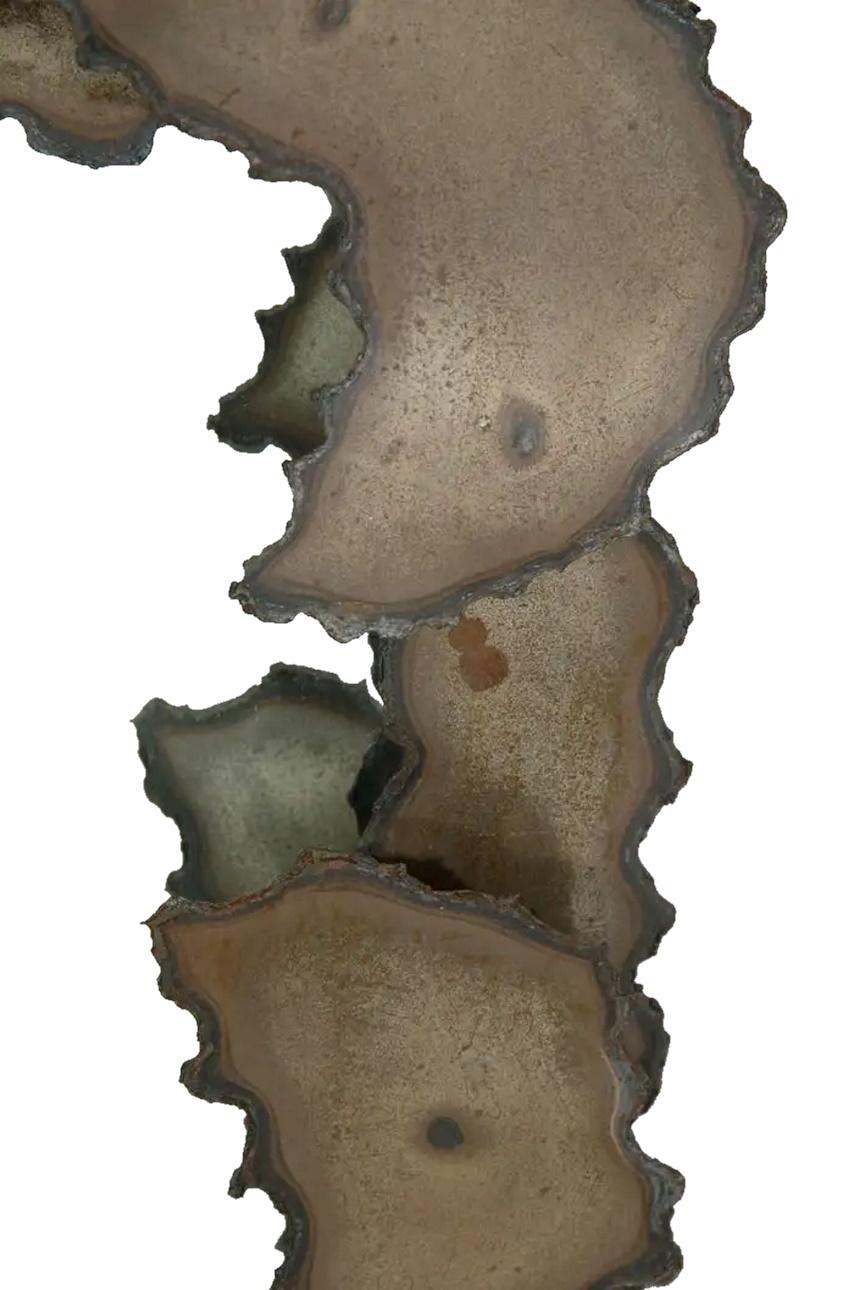 Espejo de pared de metal calcinado del Brutalismo Americano Vintage, circa años 70 finales del siglo XX en venta
