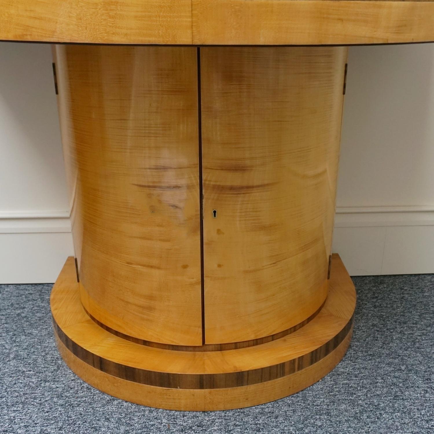 Vintage Art Deco Drinks Bar Satin Birch and Walnut, Circa 1930 In Excellent Condition In Forest Row, East Sussex
