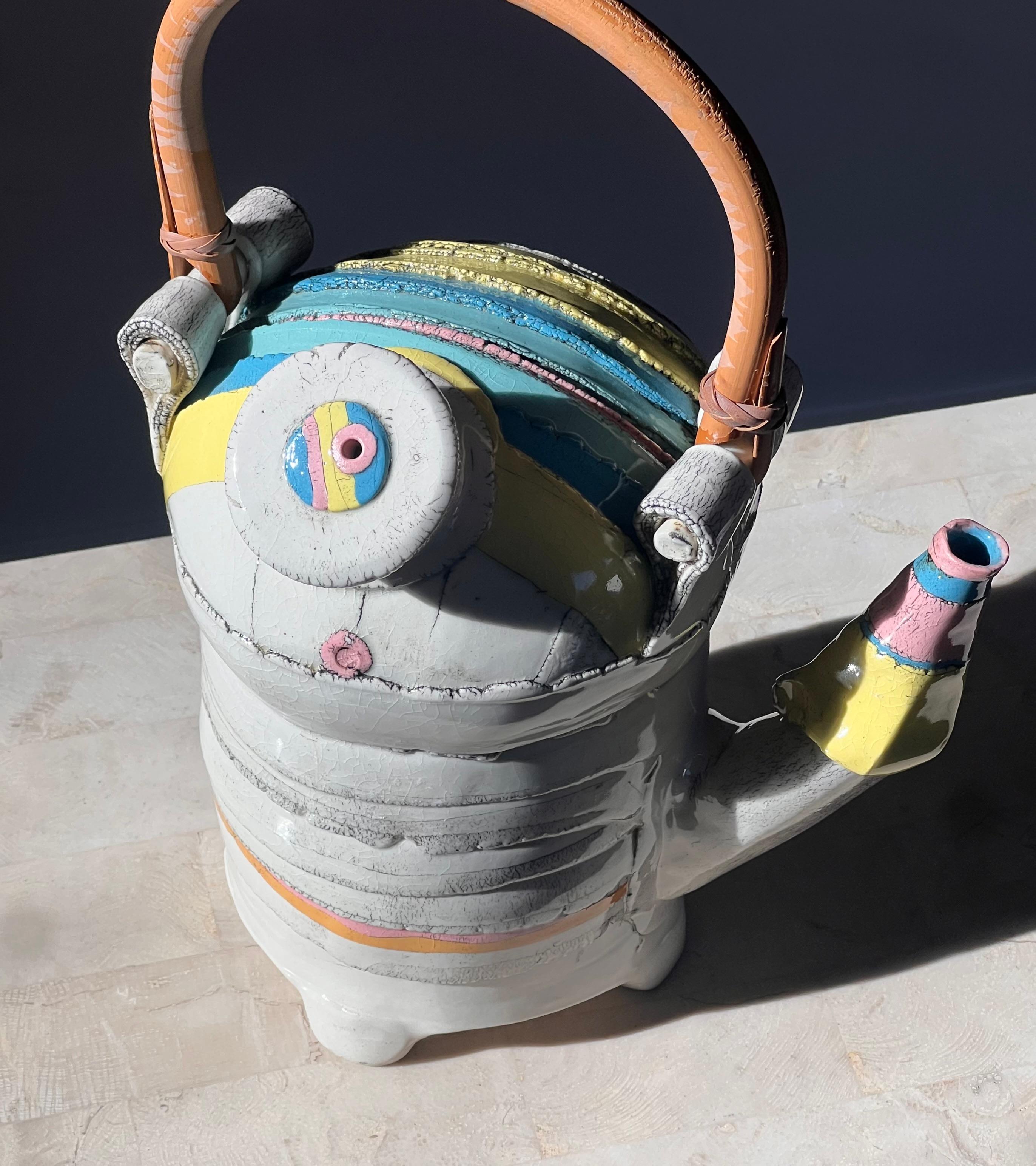 Von einem Studio-Künstler hergestellte Keramik-Teekanne, 20. Jahrhundert. In Leinen-, Limoncello-, Bubblegum- und Teal-Tönen und mit Bambusgriff. Funktionale Skulptur: Dieses Stück ist flüssig, obwohl es auch als einfaches Kunstwerk funktionieren