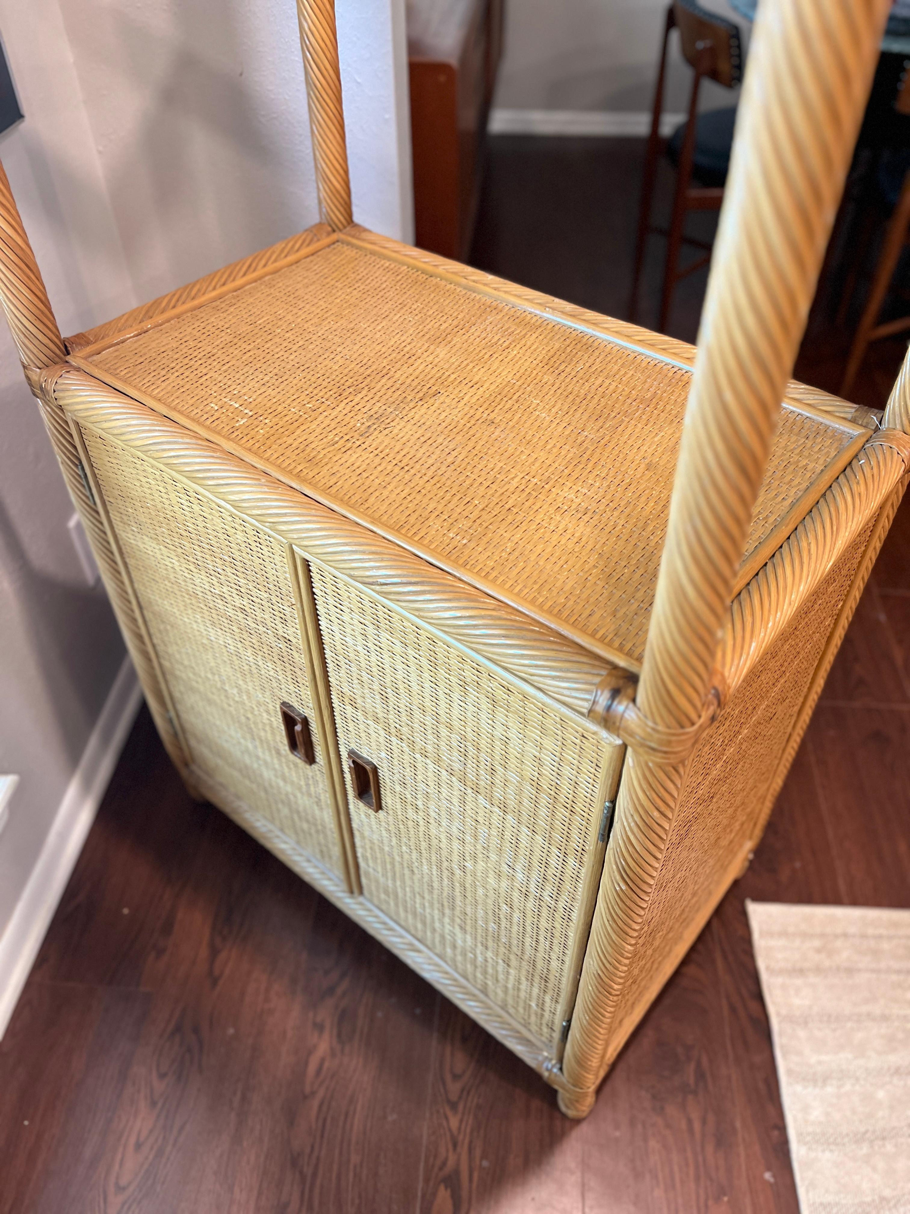 A vintage bamboo pencil reed cabinet / bar 1970s For Sale 7