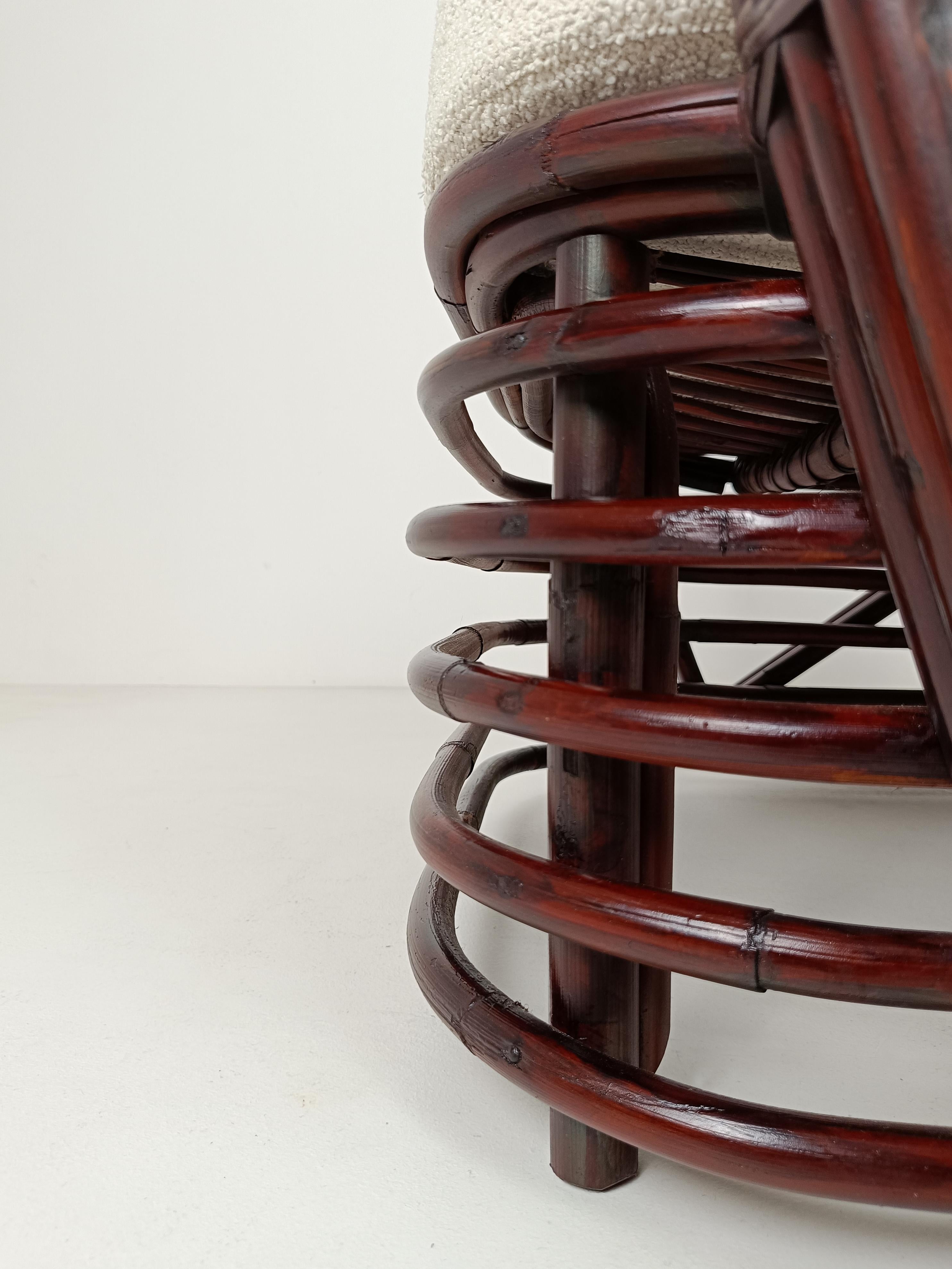 
Una Silla Lounge de los años 50 y 60, encontrada por nosotros en Italia, pero cuyo estilo recuerda las producciones modernistas en bambú, típicas de la estética californiana, ideadas por el diseñador Paul Frankl.
Las cañas de bambú dobladas al