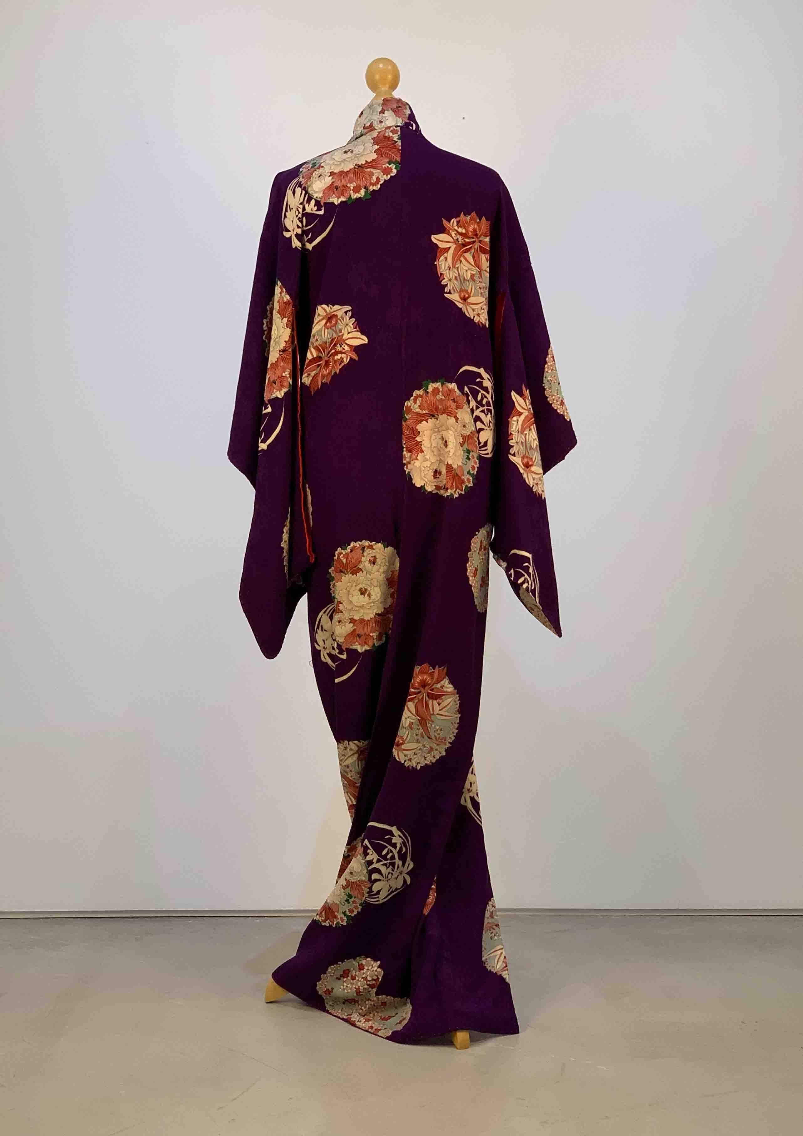 Black A vintage beautiful 1980s purple kimono